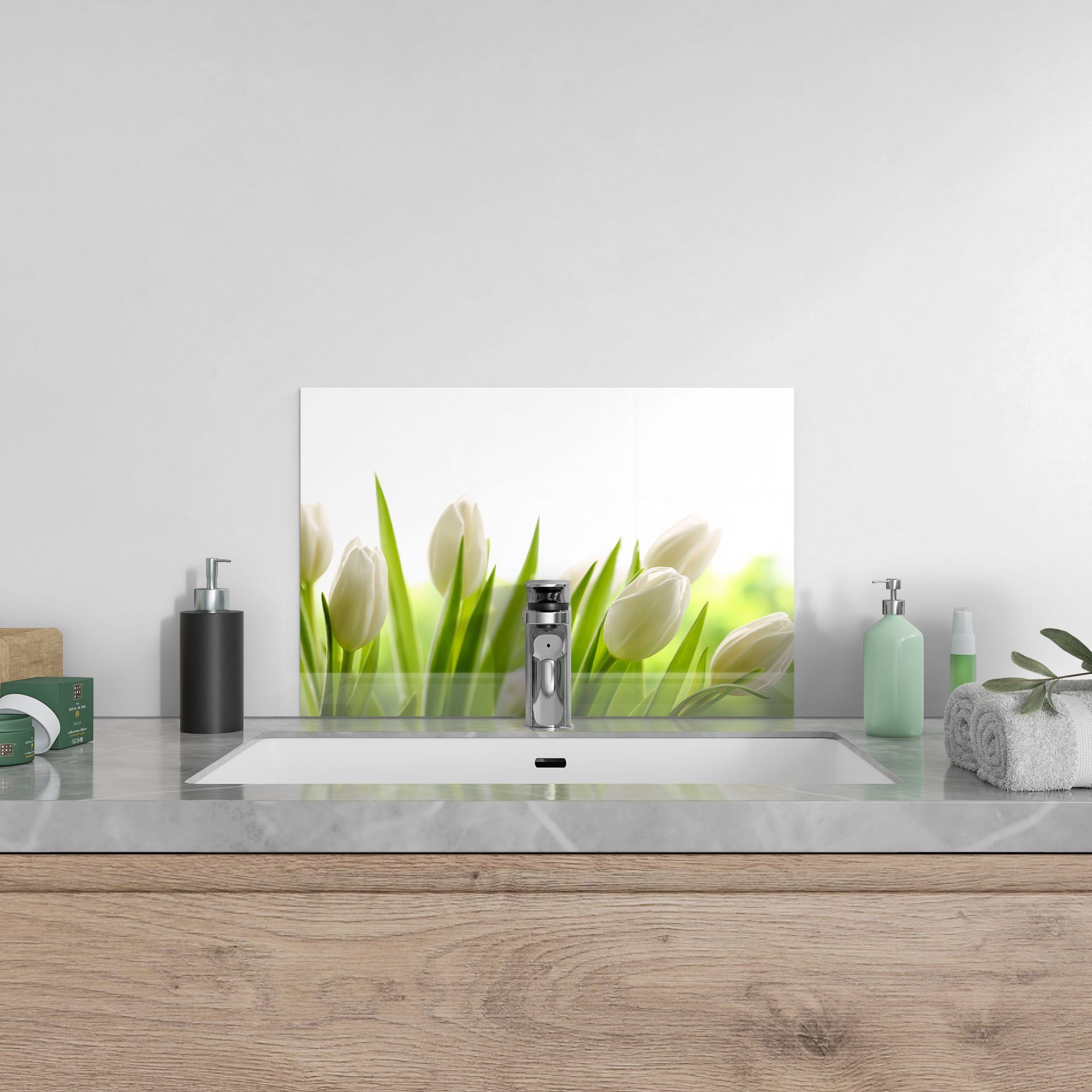 DEQORI Küchenrückwand 'Schneeweiße Tulpen', Glas Spritzschutz Badrückwand Herdblende