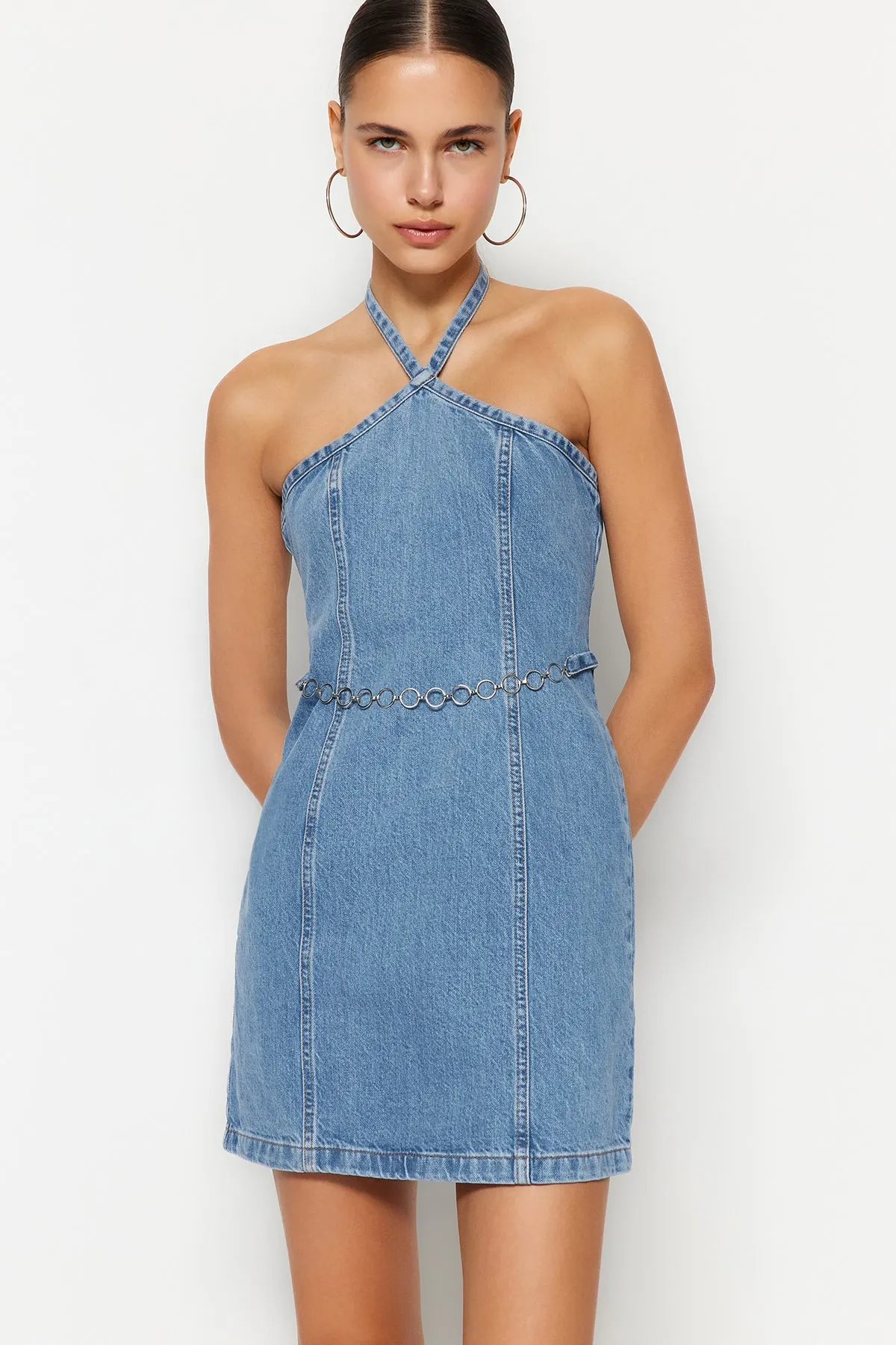 Trendyol Collection  Blaues Neckholder-Mini-Jeanskleid TWOSS23EL01965