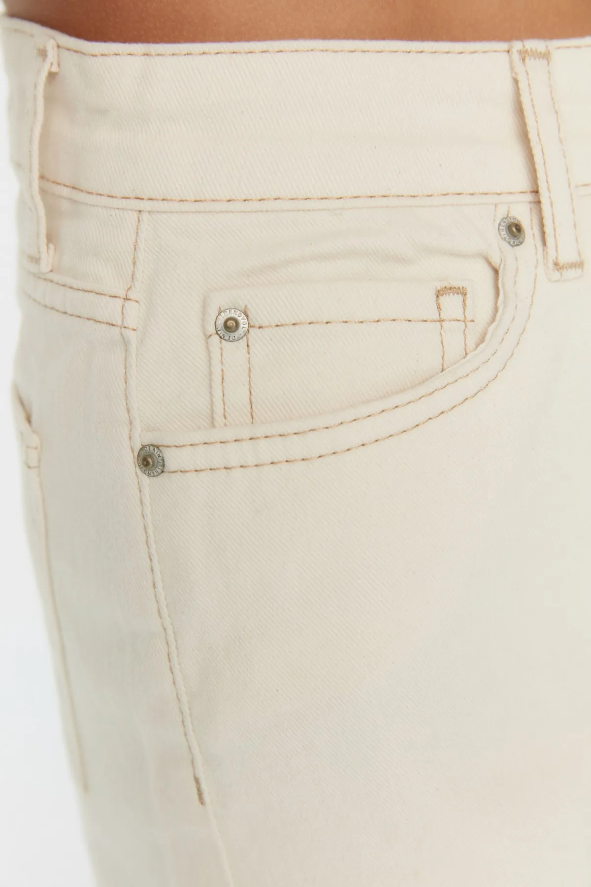 Trendyol Collection  Ecru Mom Jeansshorts mit hoher Taille TWOSS20SR0210