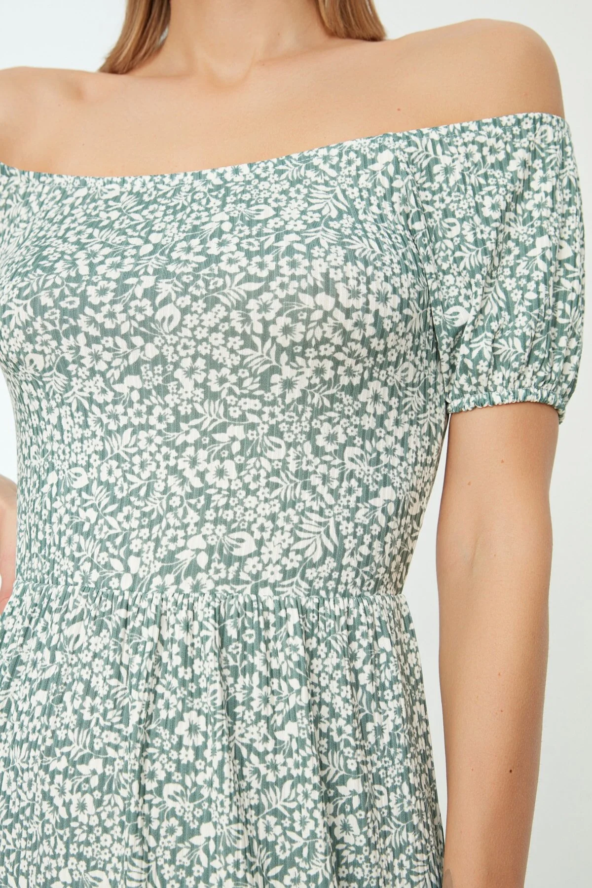 Trendyol Collection  Mintgrünes, bedrucktes Cord-Strickkleid mit Carmenkragen