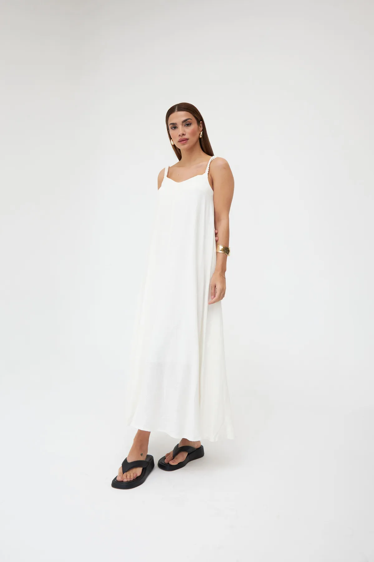 Laluvia  Ecrufarbenes, langes Leinenkleid mit Strickriemen