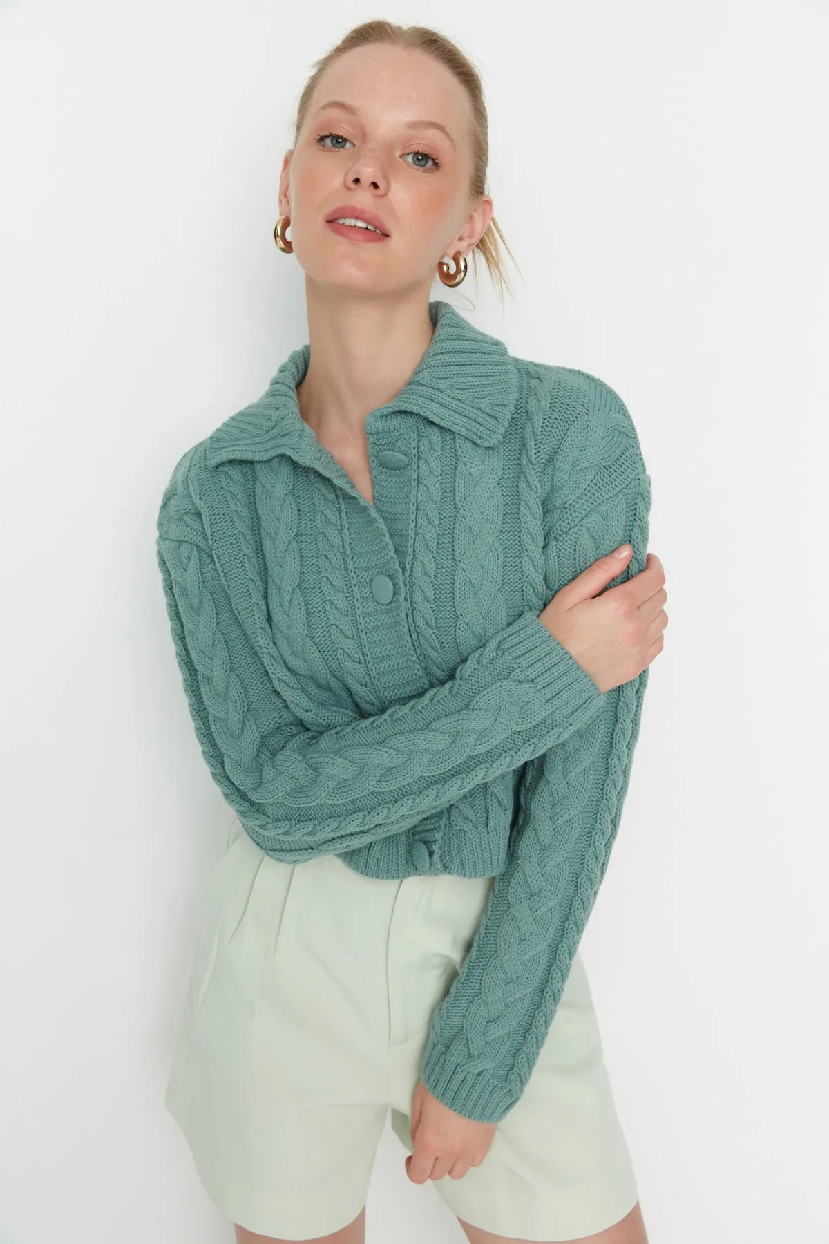 Trendyol Collection  Mintgrüner, kurz geschnittener Strick-Cardigan mit Polokragen und Knopfdetail