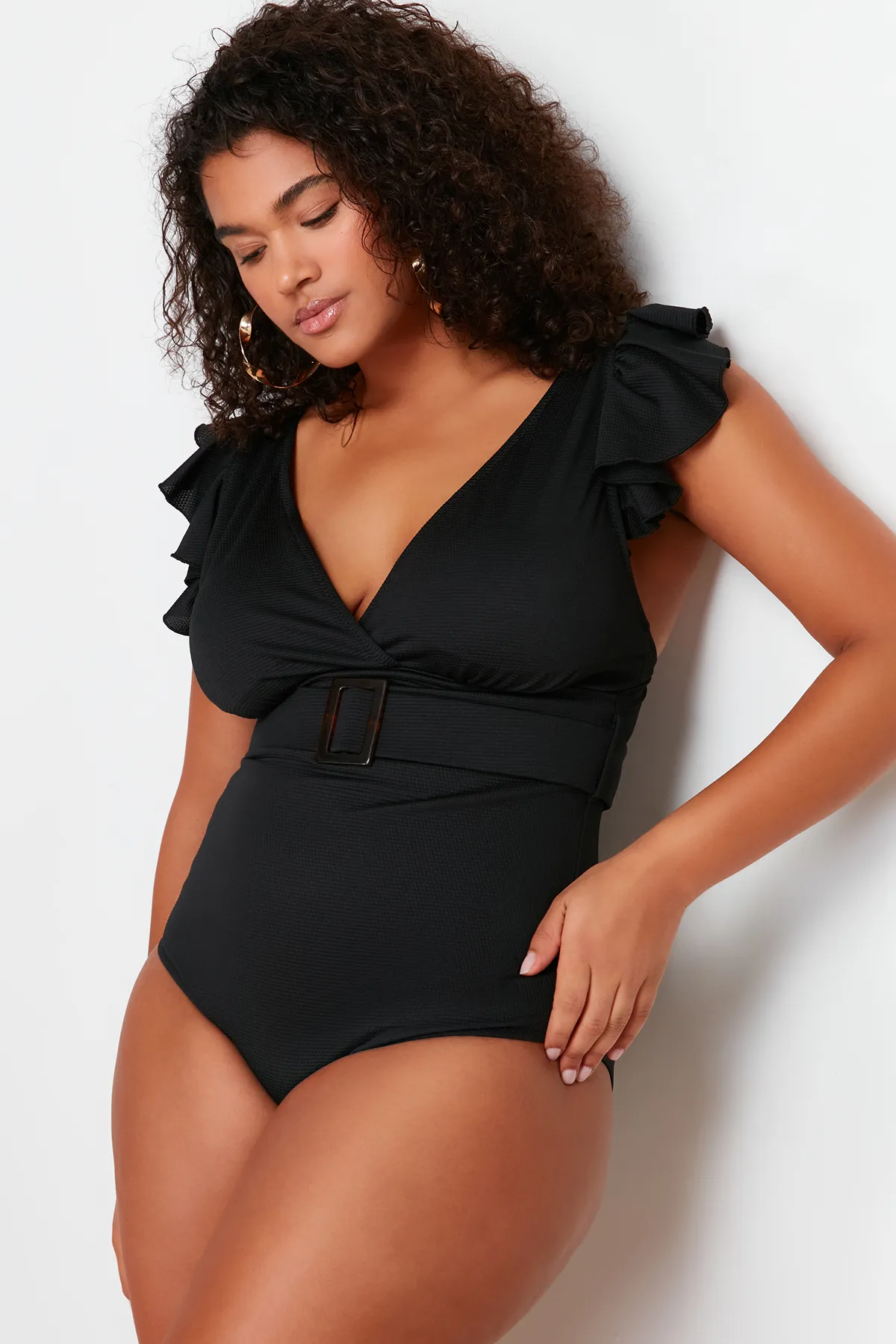 Trendyol Curve  Schwarzer gestrickter Badeanzug mit tiefem V-Gürtel und Erholungseffekt TBSSS24AM00015