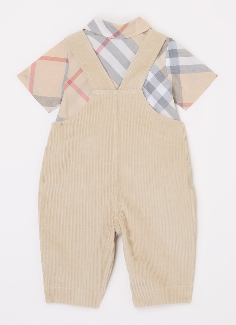 Costum Burberry Darwin din trei piese: salopetă, cămașă și pălărie tip găleată.