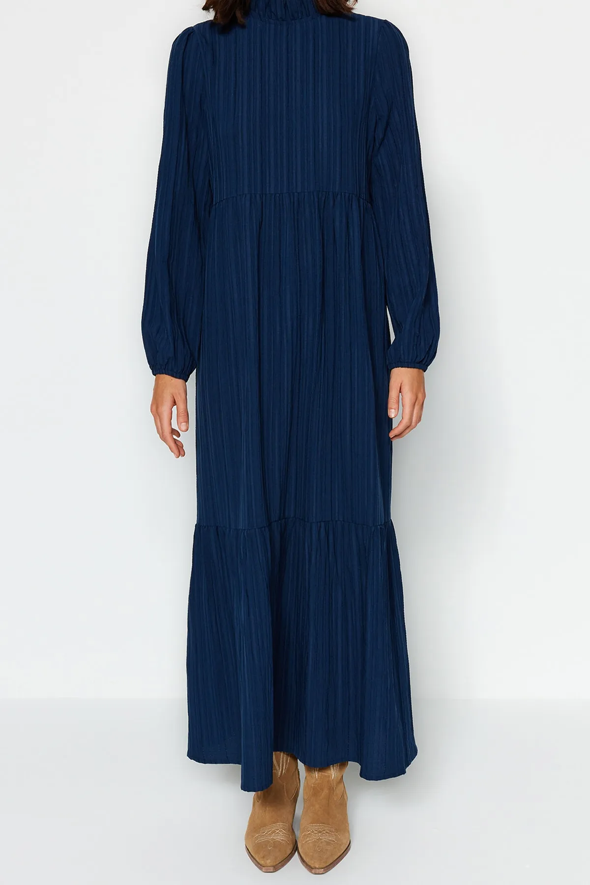 Trendyol Modest  Marineblaues Crinkle-Gewebtes Kleid mit Stehkragen und weiter Passform TCTSS22EB00171