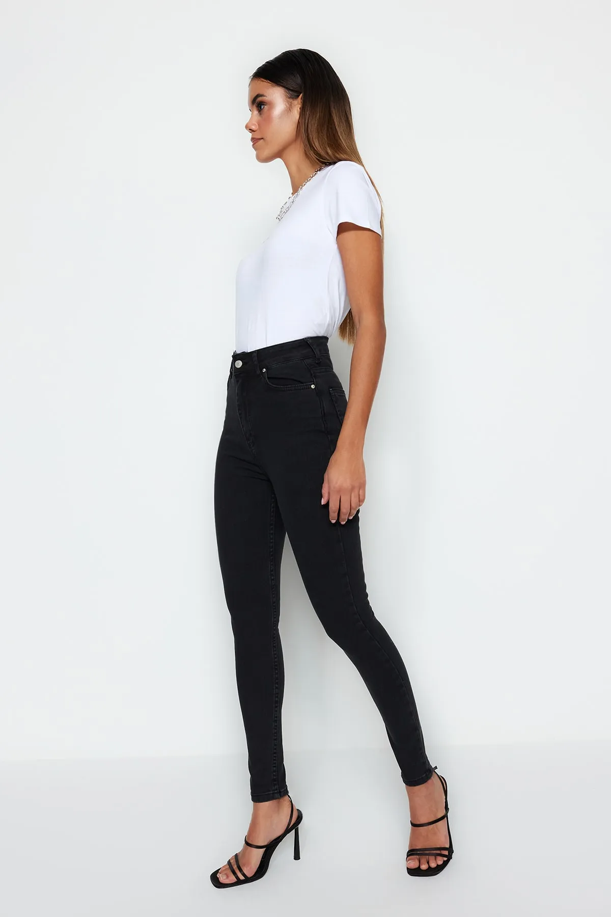 Trendyol Collection  Schwarze Skinny-Jeans mit normaler Taille TWOSS23JE00073