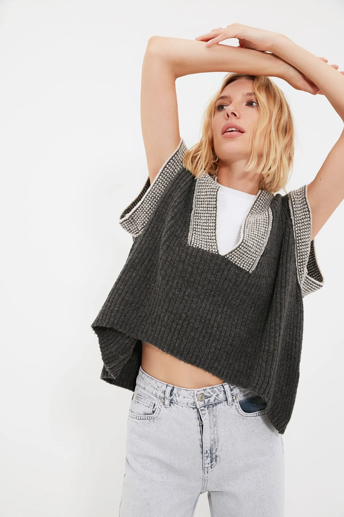 Trendyol Collection  Anthrazitfarbener, weicher, strukturierter Strickpullover im Colour-Block-Design mit weiter Passform TWOAW21BZ0014