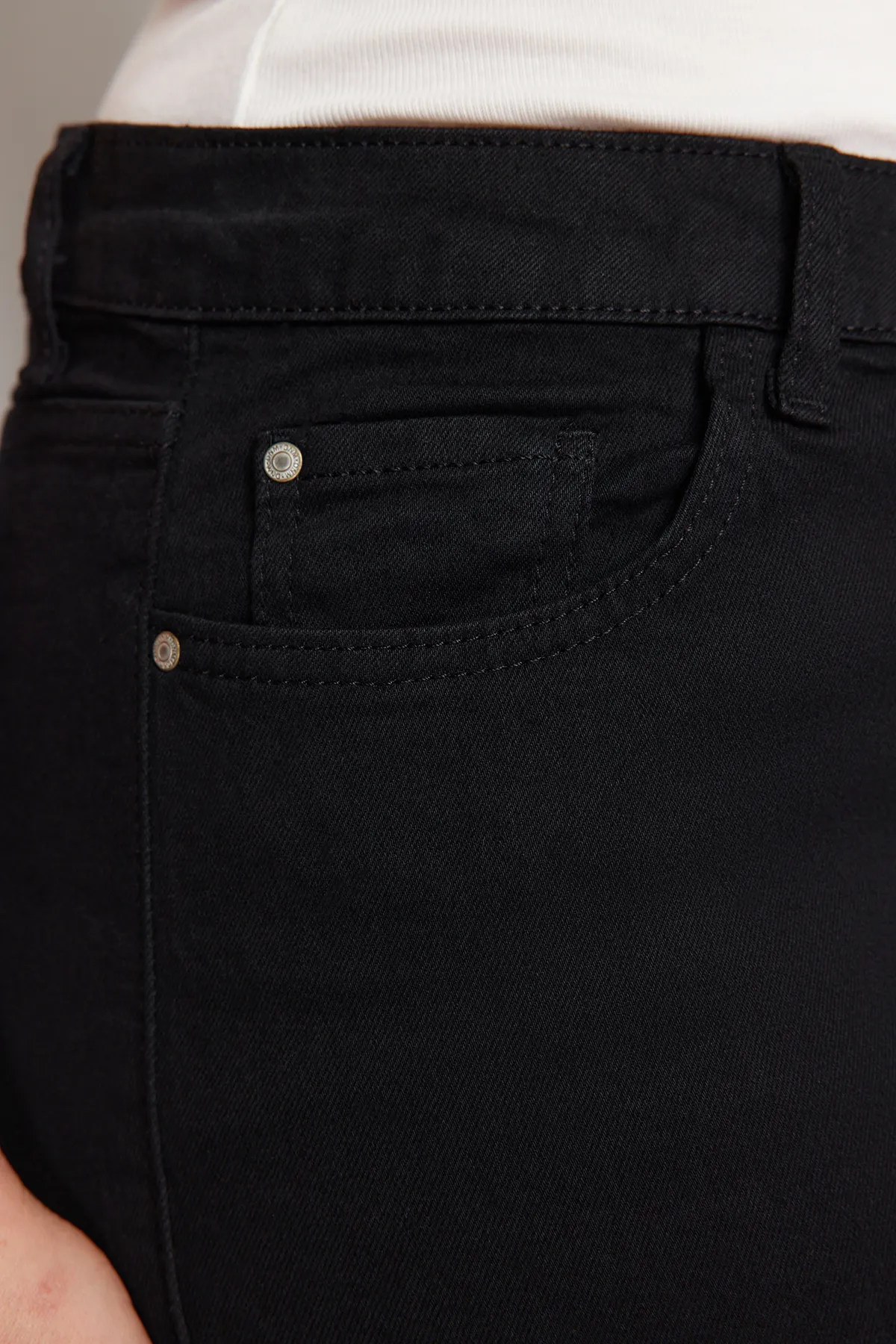 Trendyol Curve  Schwarze Schlagjeans mit hoher Taille TBBAW23JE00001