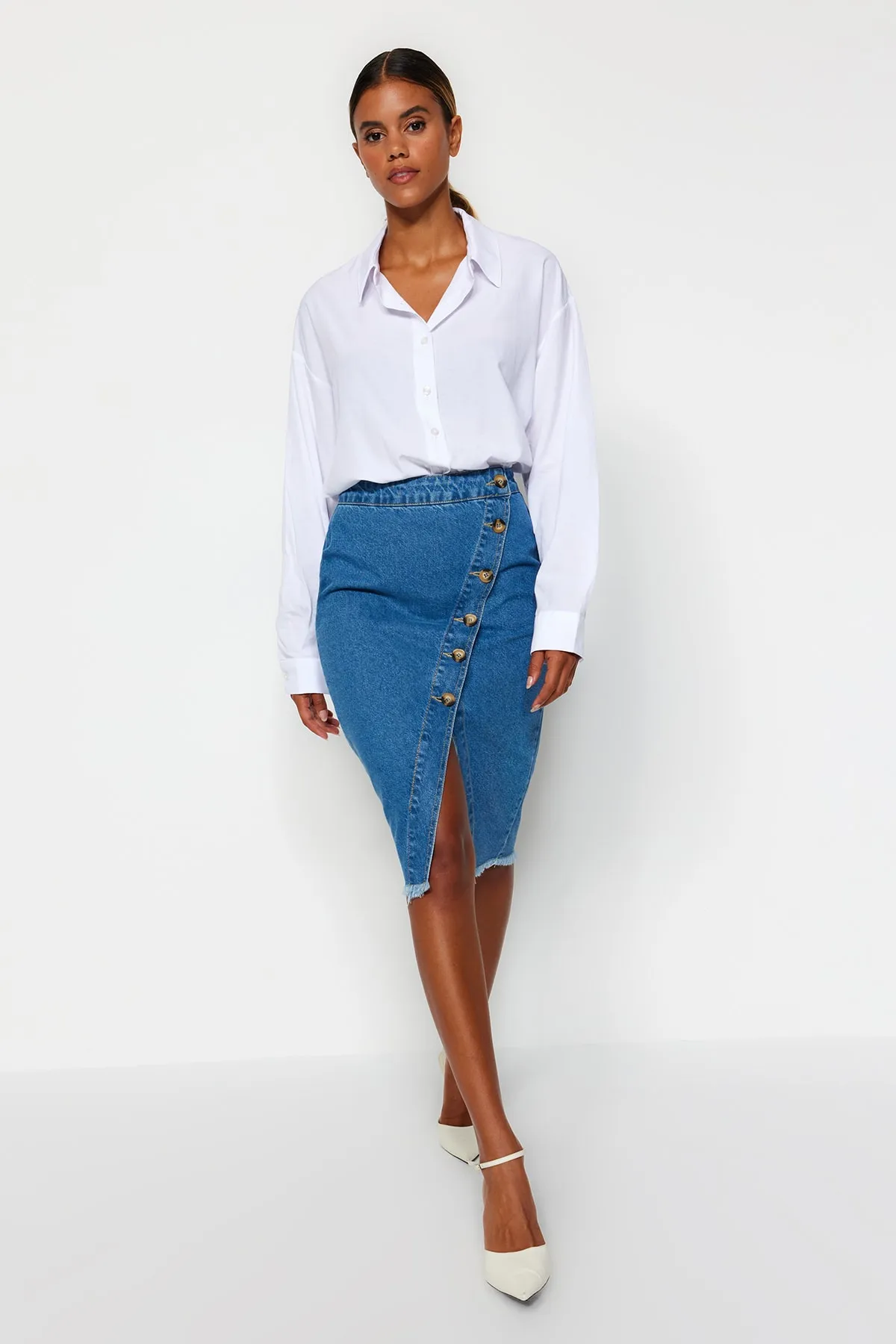 Trendyol Collection  Blauer Midi-Jeansrock mit Schlitz und Knopfdetail TWOSS20ET0494