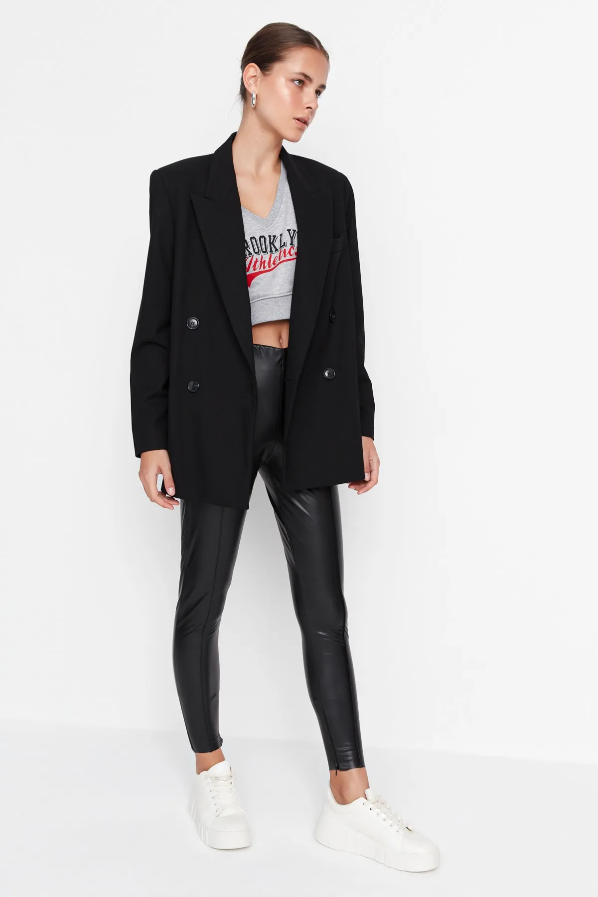 Trendyol Collection  Schwarze Leggings mit geripptem Detail in Lederoptik TWOAW23TA00011