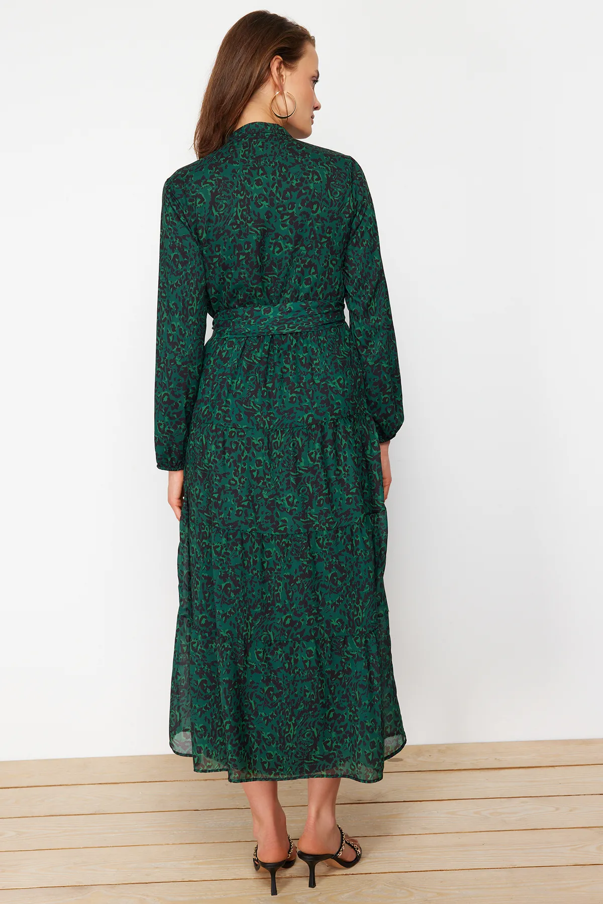 Trendyol Modest  Dunkelgrünes gemustertes, gefüttertes Chiffon-Gewebekleid mit Gürteldetail TCTSS21EL3346