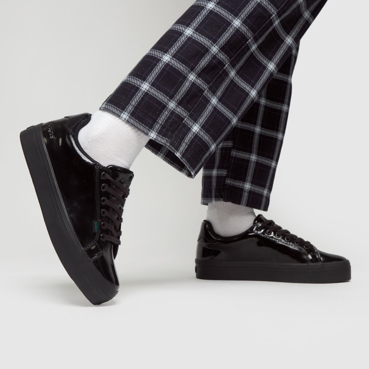 Kickers – Tovni Stack – Svarta, platta skor i monogram