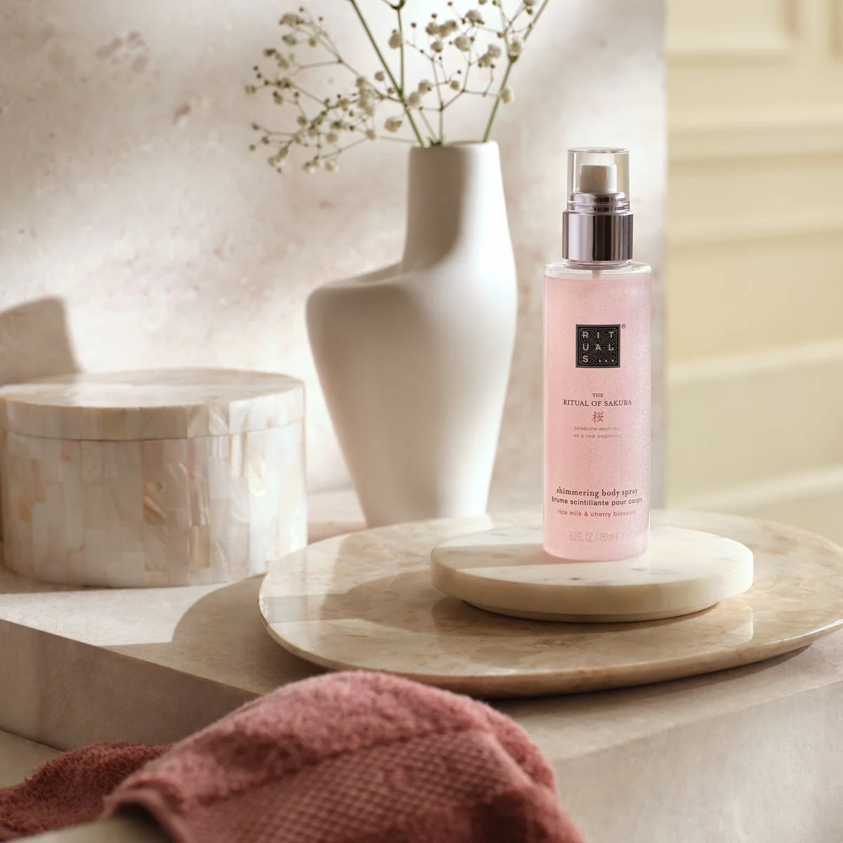 Švytėjimo suteikiantis kūno purškiklis „The Ritual of Sakura“ – „Olio Body“