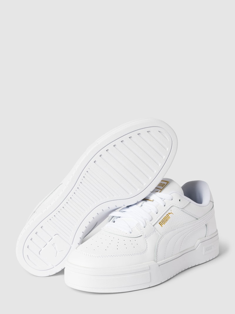 Sneaker mit Perforierungen Modell 'Pro' in weiß