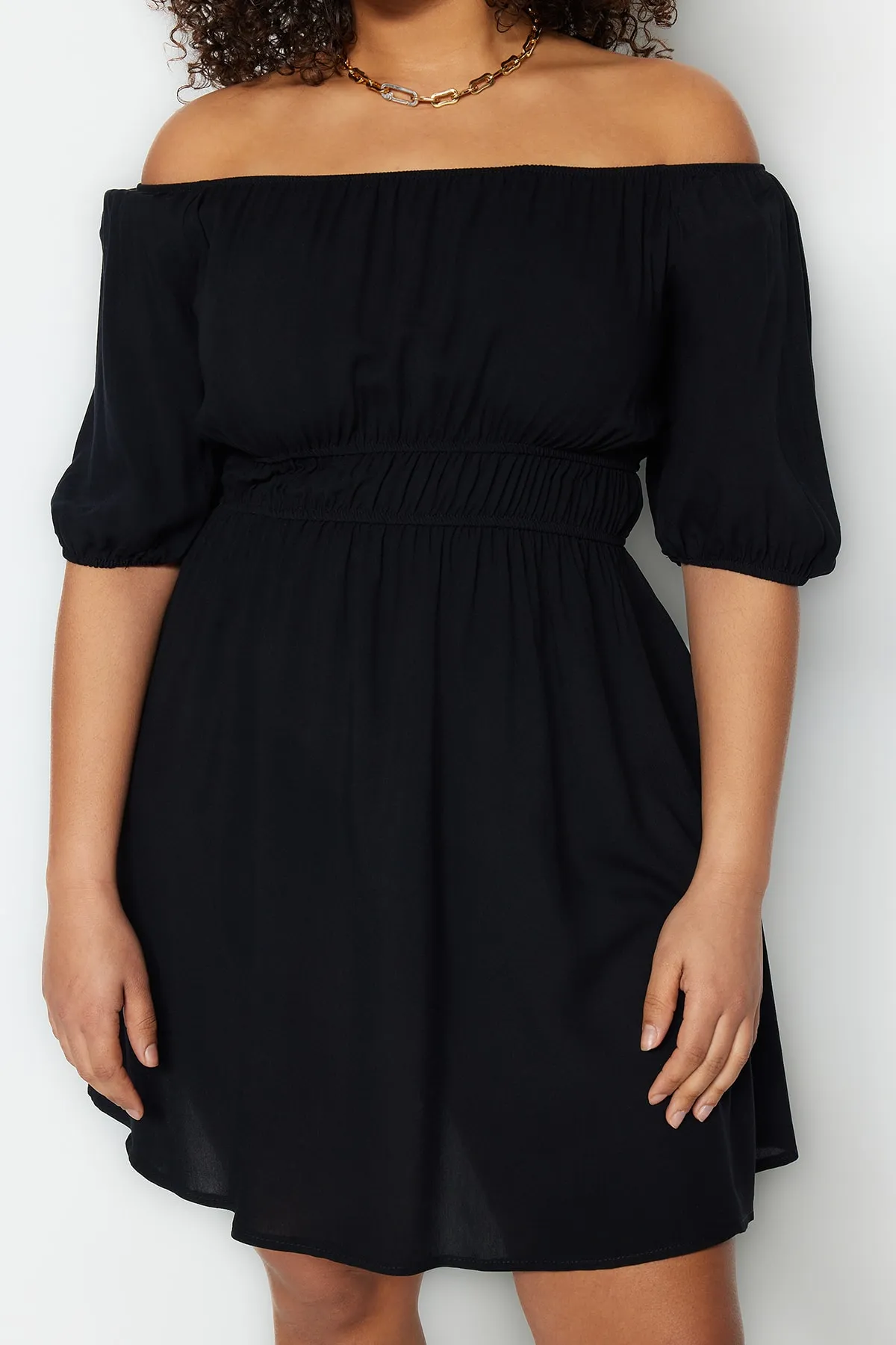 Trendyol Curve  Schwarzes, gewebtes Kleid mit Carmenkragen und Taillendetails TBSSS23AH00090