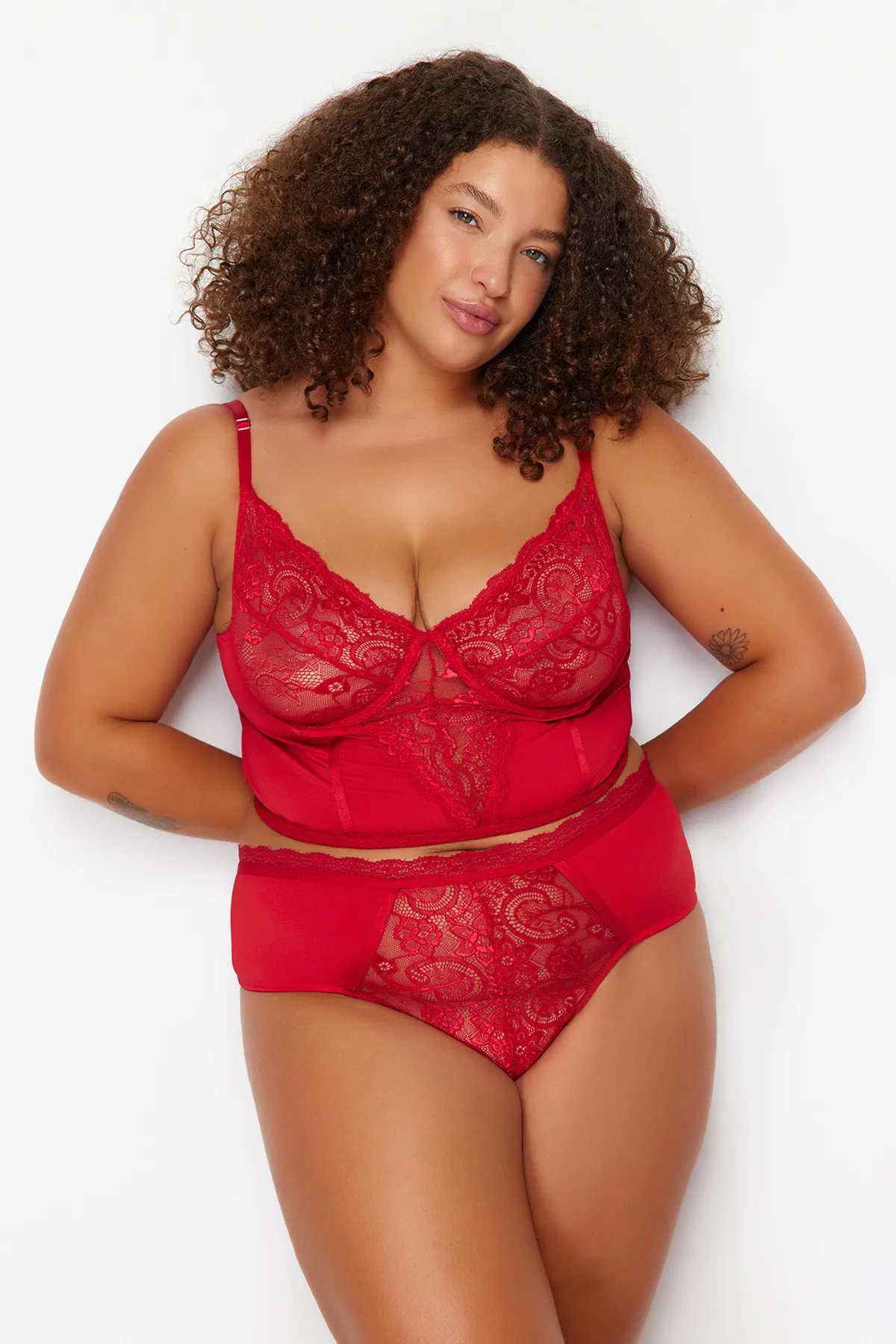 Trendyol Curve  Detaillierte Bustier-Höschen-Unterwäsche-Sets mit roter Spitze TBBSS23DG00000