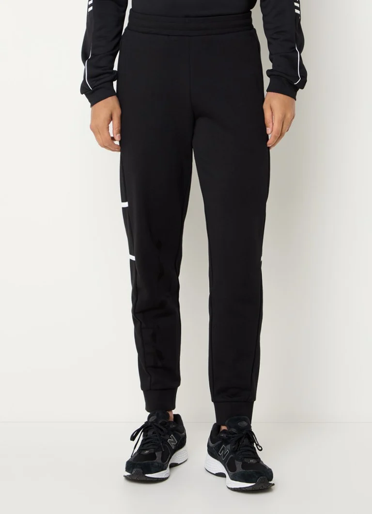 Pantaloni de trening slim fit de la Emporio Armani, cu logo și buzunare laterale.