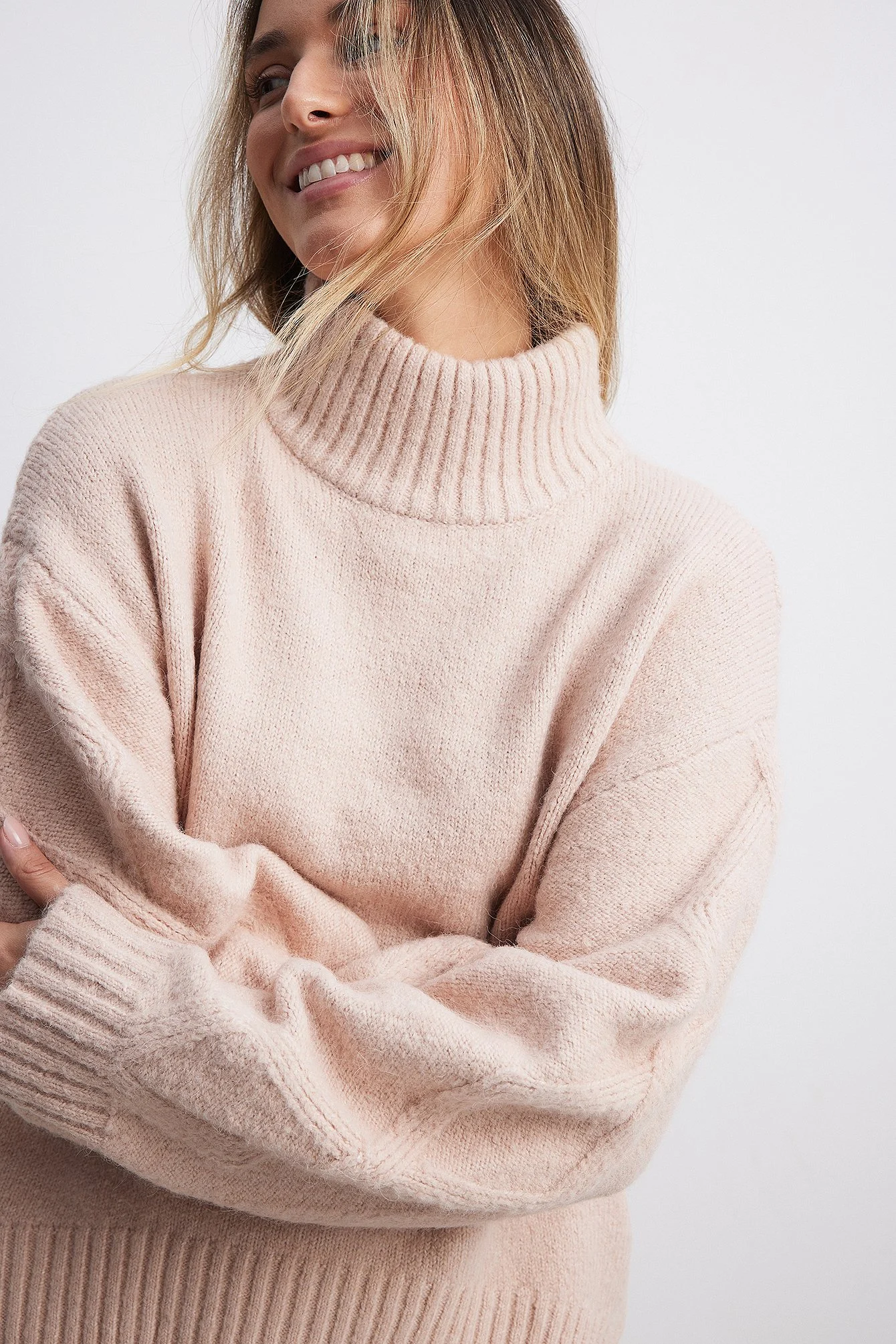 Strickpullover mit Zopfmuster und Rollkragen