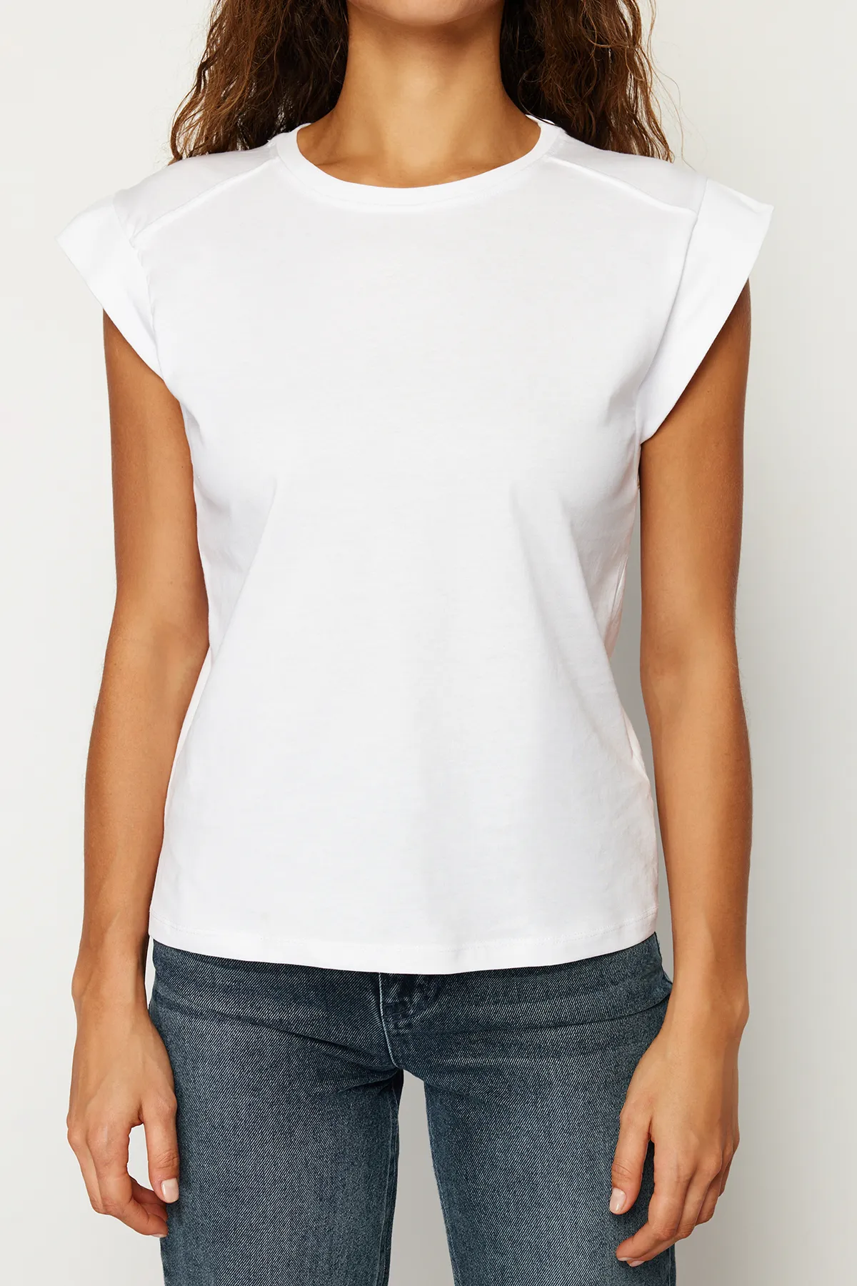 Trendyol Collection  Weißes, geripptes, detailliertes Basic-Strick-T-Shirt mit Mondärmeln TWOSS24TS00008