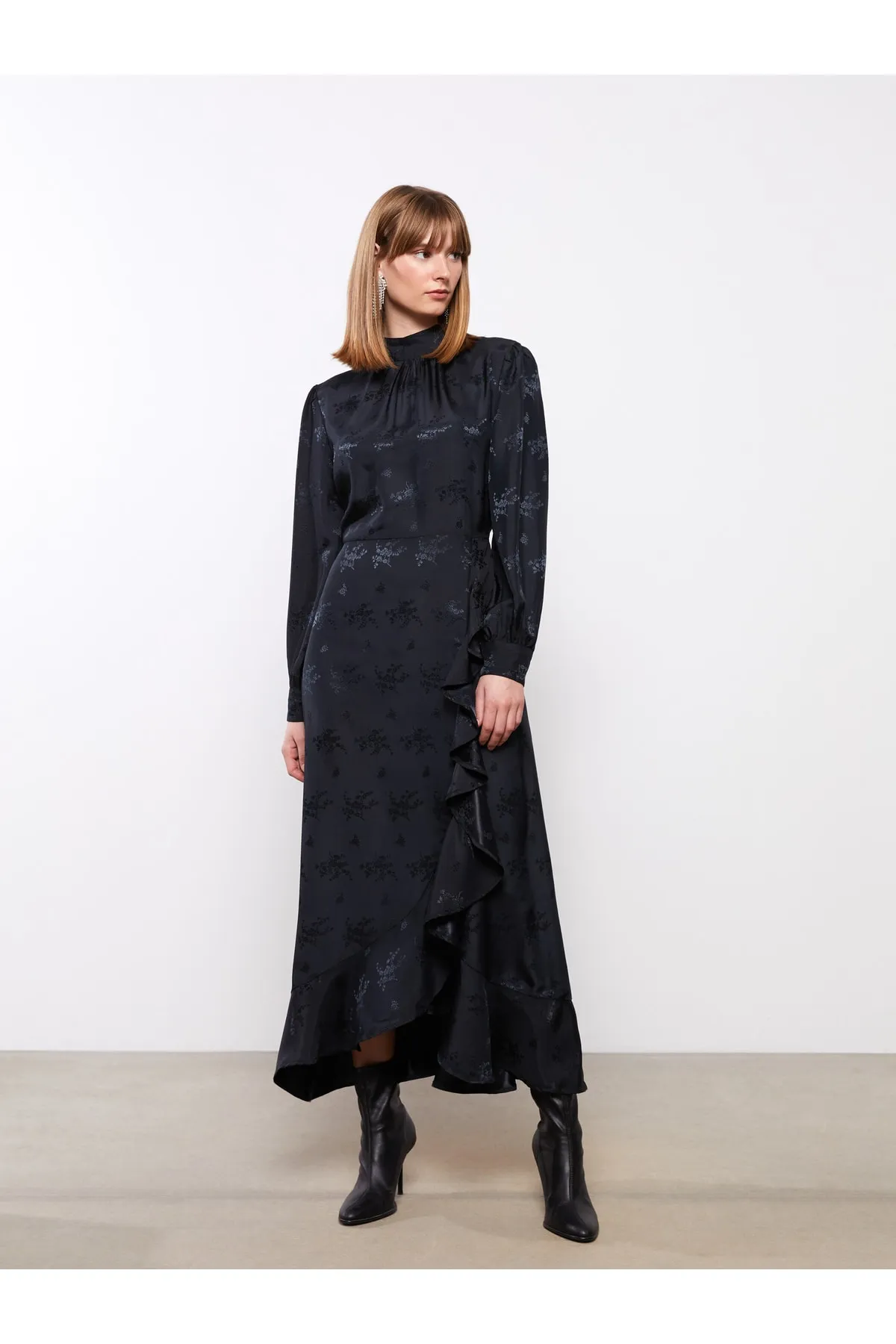 LC Waikiki  Gemustertes Damenkleid mit hohem Kragen und langen Ärmeln
