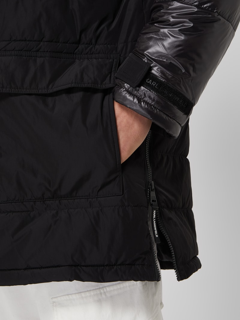 Steppjacke mit abnehmbarer Kapuze in schwarz