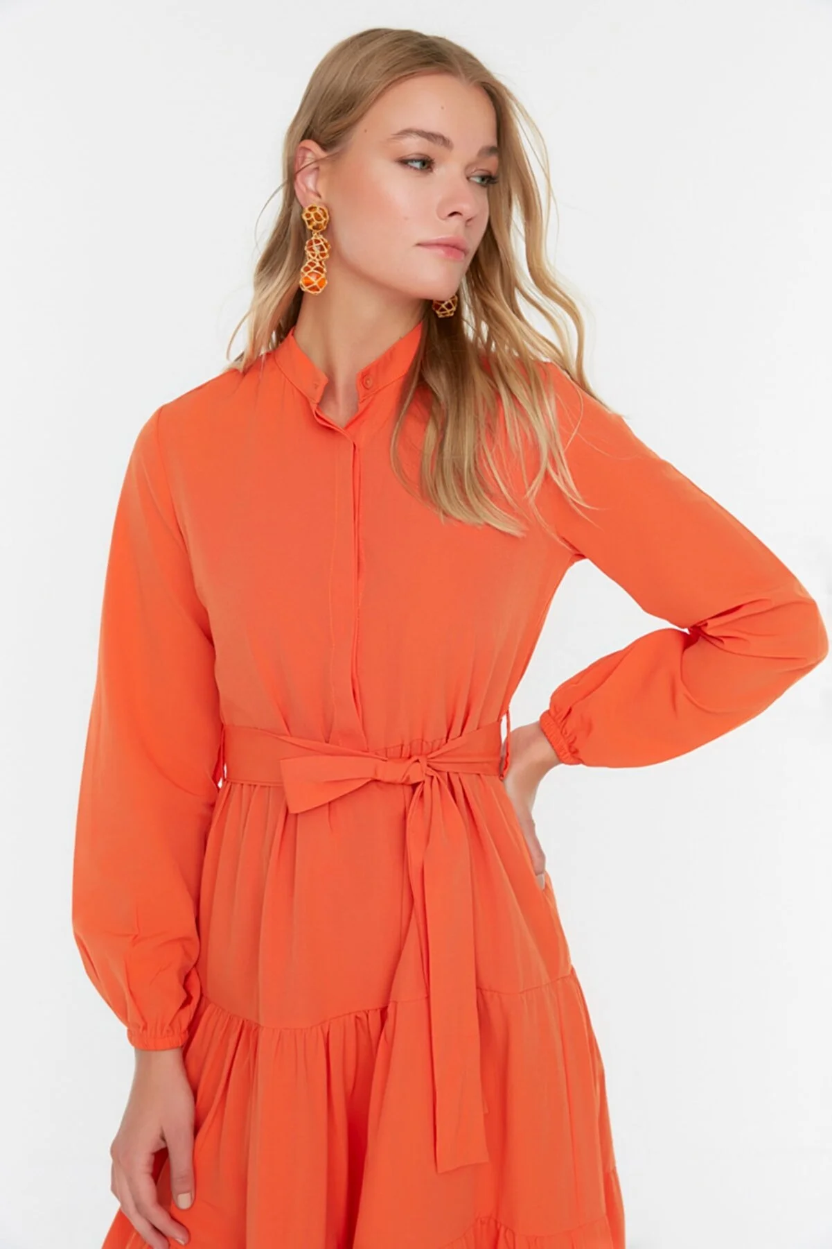 Trendyol Modest  Oranges gewebtes Kleid mit Gürtel, vorherrschendem Kragen und Knopfdetail TCTSS21EL3343