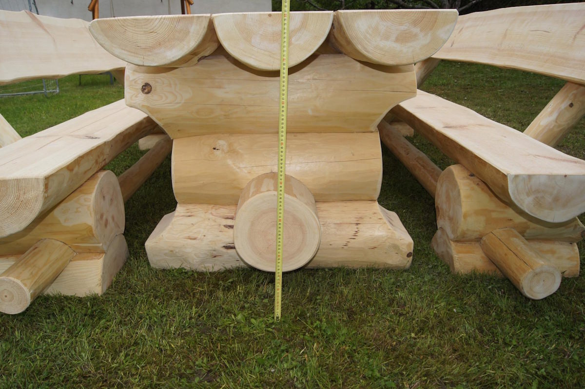 PureHaven Luxus-Holzgarnitur 295x90x80 cm Tischabmessungen massiver Naturstamm nordische Fichte Blockbauweise handgeschnitzt strapazierfähig Unikat