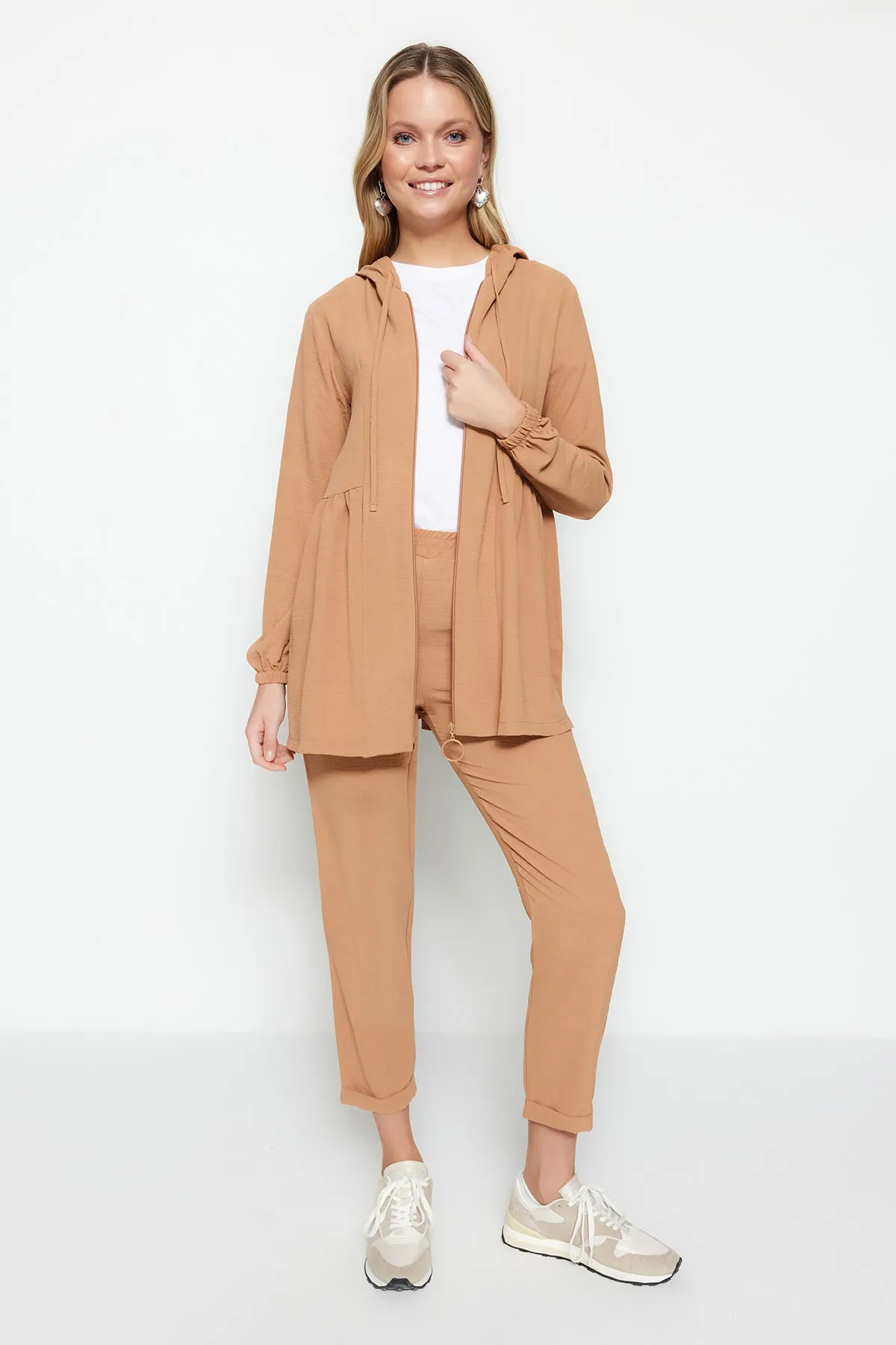 Trendyol Modest  Kamelfarbenes, gewebtes Aerobin-Cardigan-Hosen-Set mit Kapuze und Reißverschluss TCTSS23US00094