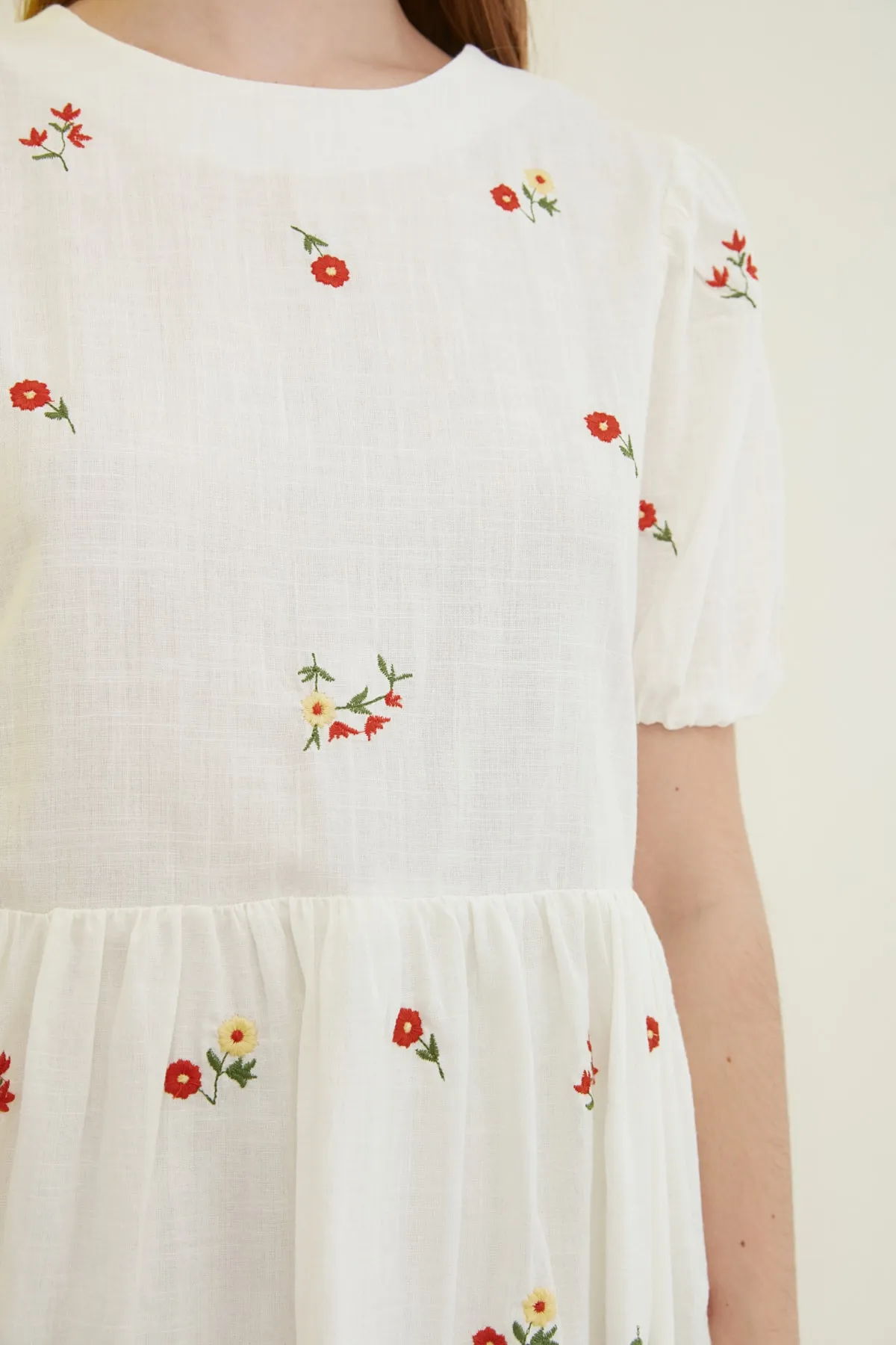 Trendyol Collection  Ecrufarbenes, gerade geschnittenes, gewebtes, gefüttertes, mit Blumen besticktes Webkleid TWOSS21EL0938