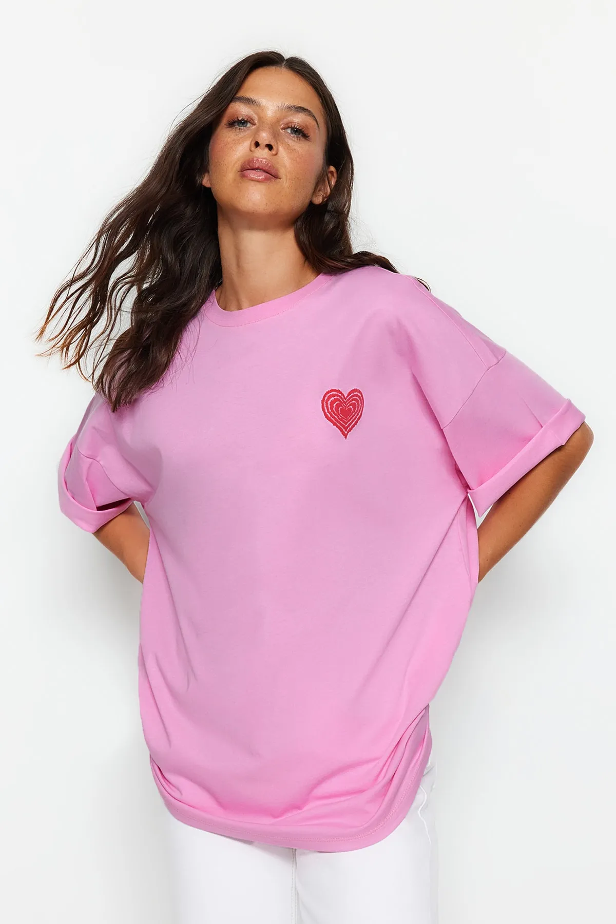 Trendyol Collection  Rosafarbenes Strick-T-Shirt aus 100 % Baumwolle mit geprägtem Print auf der Vorder- und Rückseite in Übergröße/weitem Muster TWOSS23TS00355