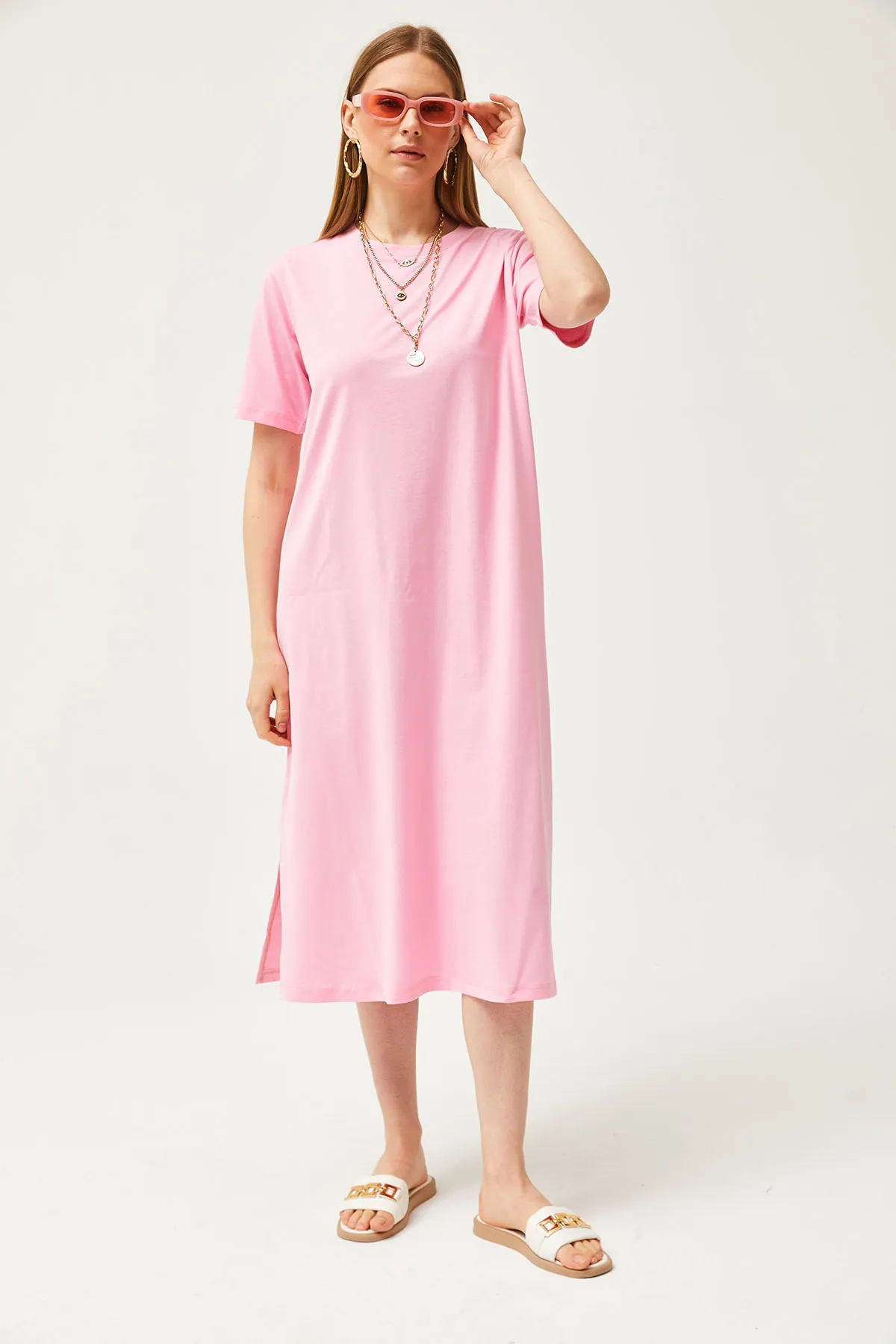 Olalook  Rosafarbenes Oversize-Baumwollkleid mit seitlichem Schlitz für Damen ELB-19001880