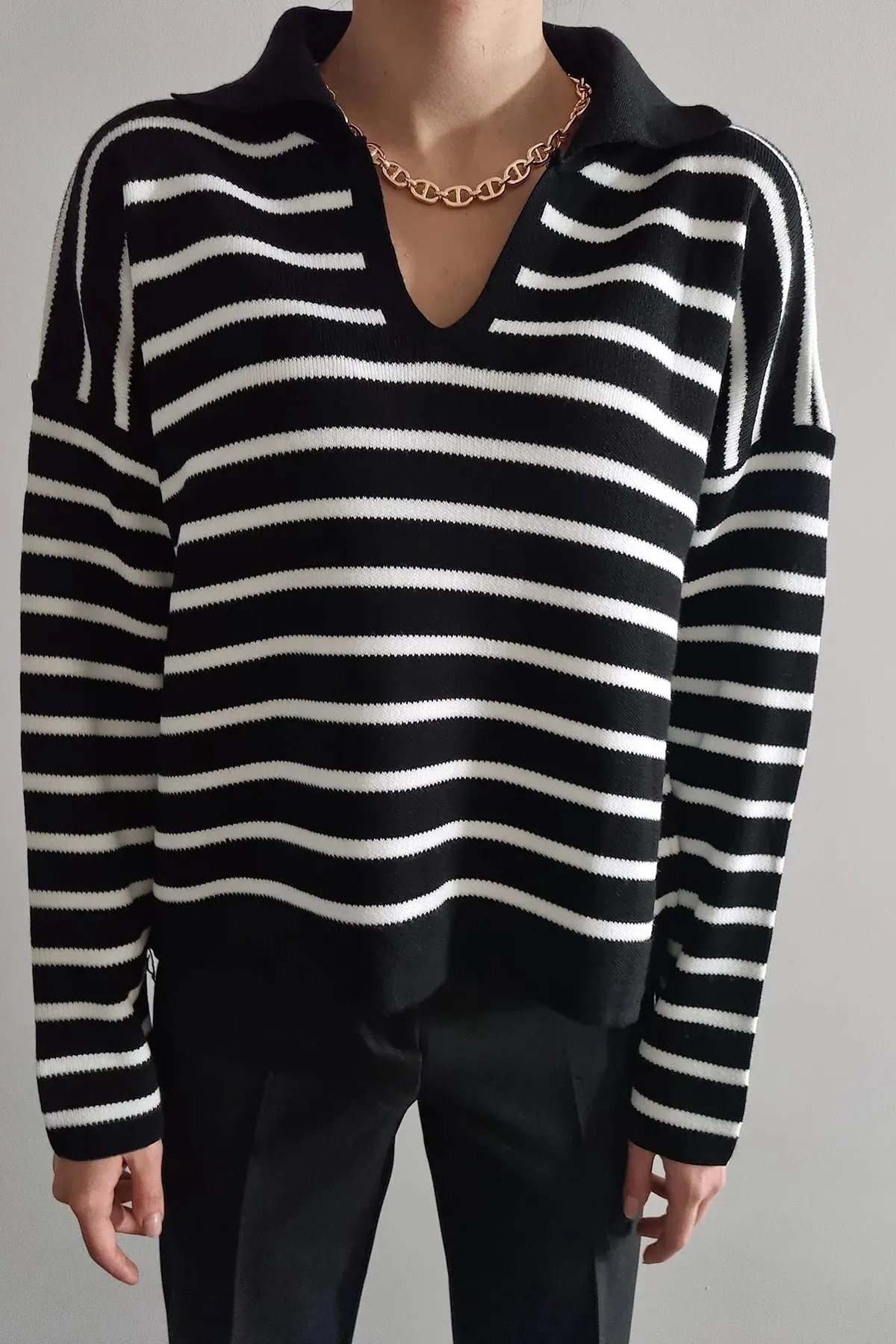 MODAGEN  Gestreifter langärmliger Strickpullover für Damen in Schwarz mit Polokragen