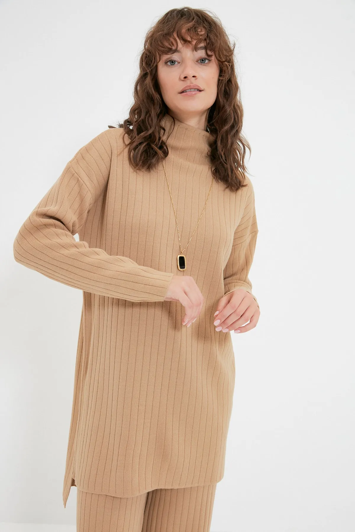 Trendyol Modest  Kamelfarbenes Strickset mit geripptem Pullover und Hose und halbem Rollkragen TCTAW22US0101
