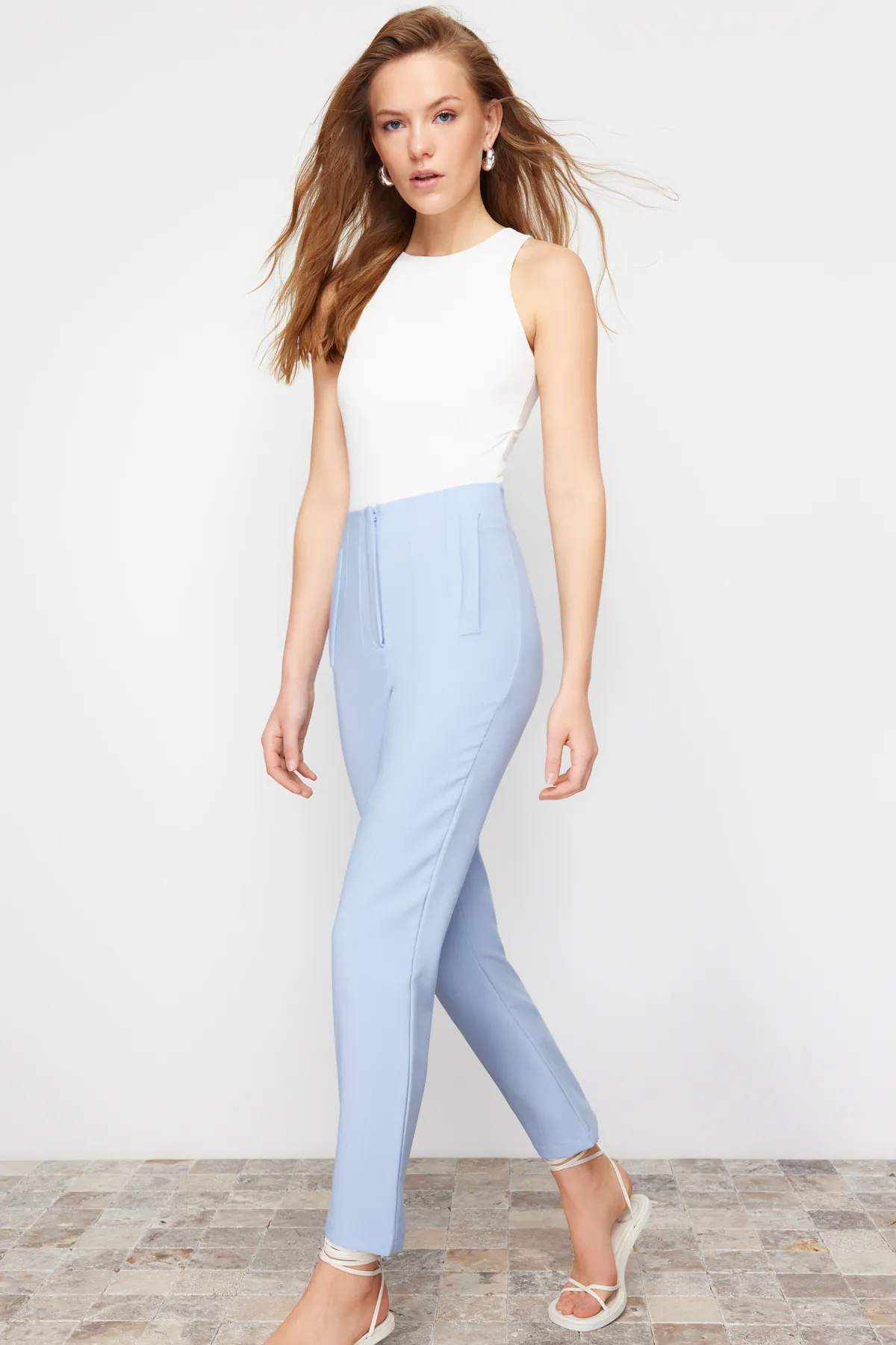 Trendyol Collection  Hellblaue gewebte Hose mit Zigarettenmuster und hoher Taille in Knöchellänge TWOSS20PL0515