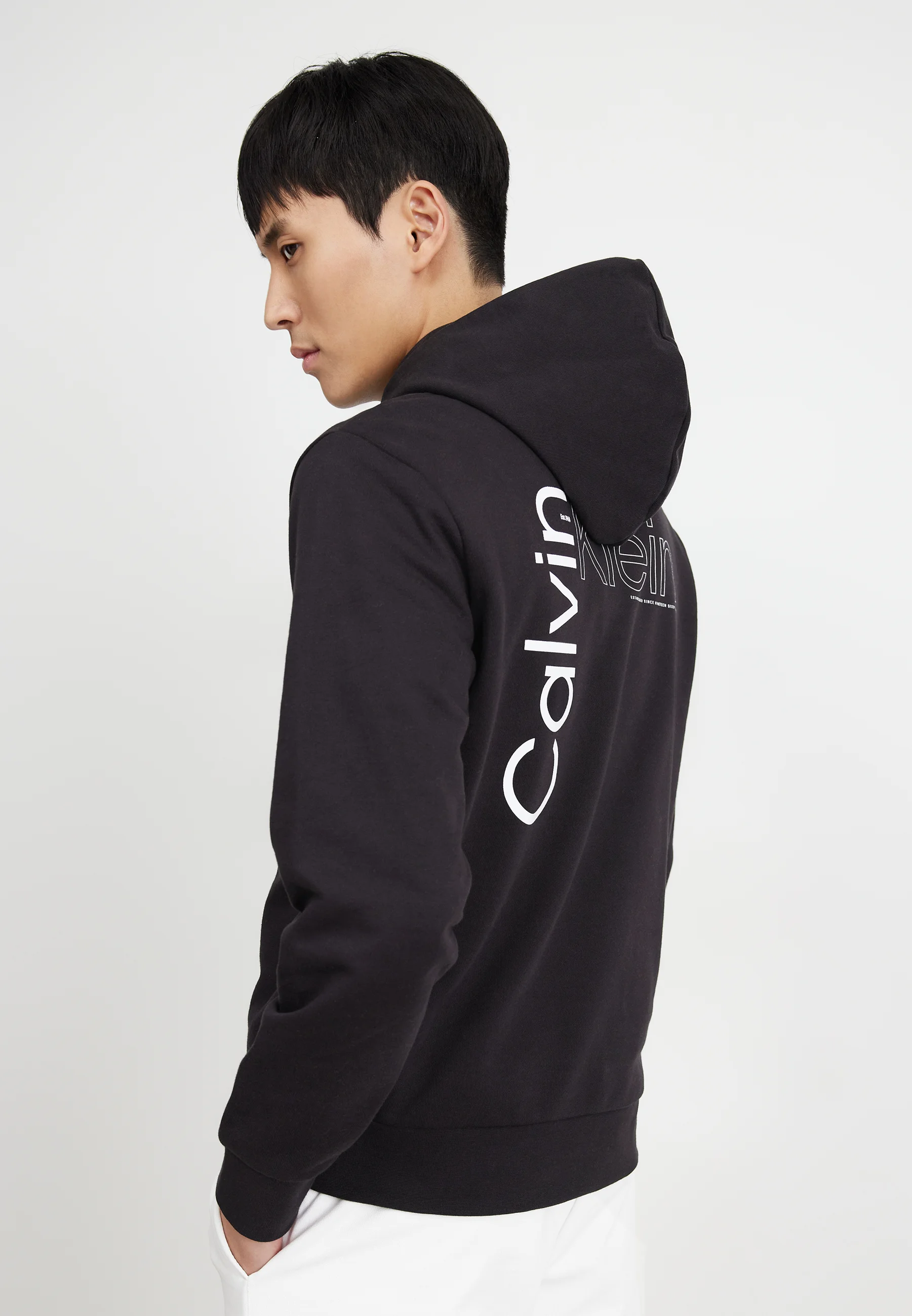 Sudadera con capucha Calvin Klein con logo en la espalda en ángulo