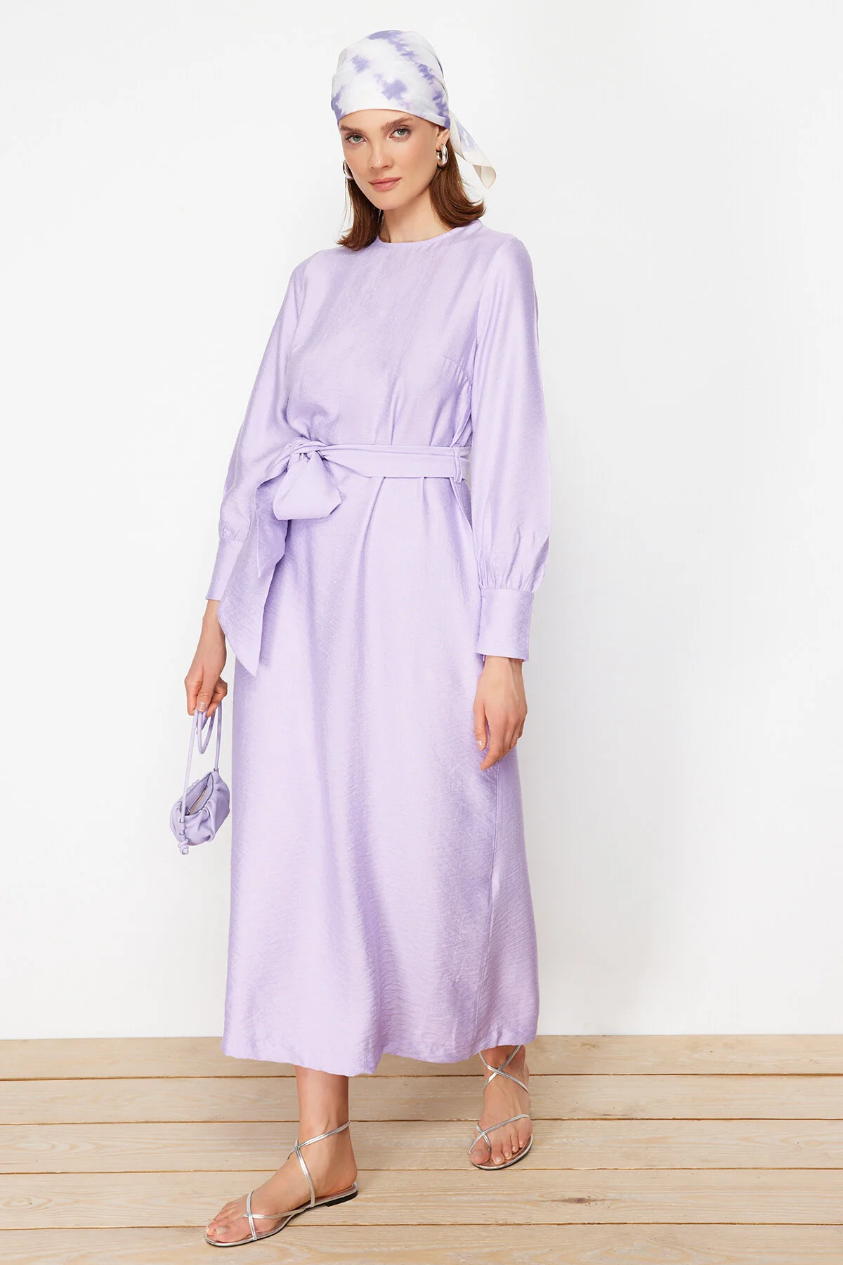 Trendyol Modest  Fliederfarbenes, gewebtes Kleid in Leinenoptik mit breitem Gürtel und Reißverschlussbündchen TCTSS23EB00219