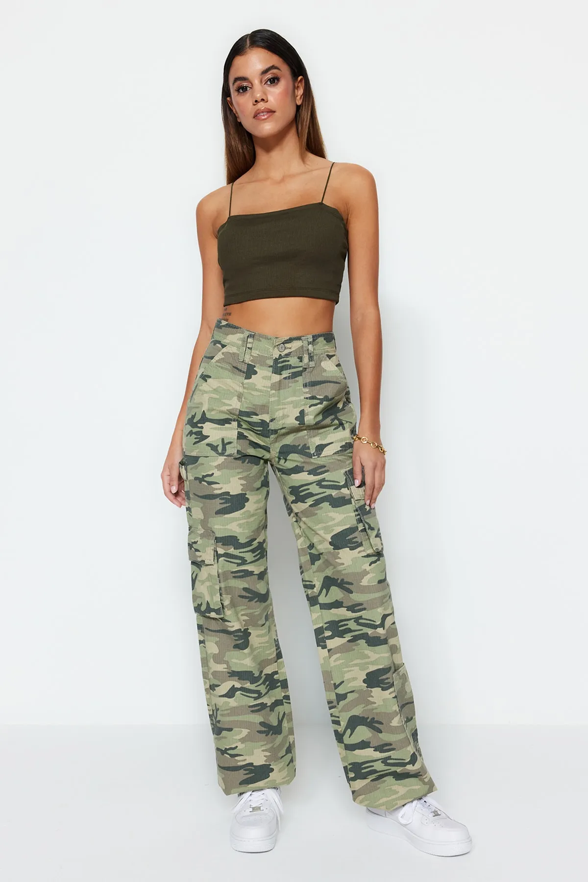 Trendyol Collection  Mehrfarbige Ribstop-Jeans mit Camouflage-Print, hoher Taille und weitem Bein und Cargo-Taschen TWOSS23JE00148