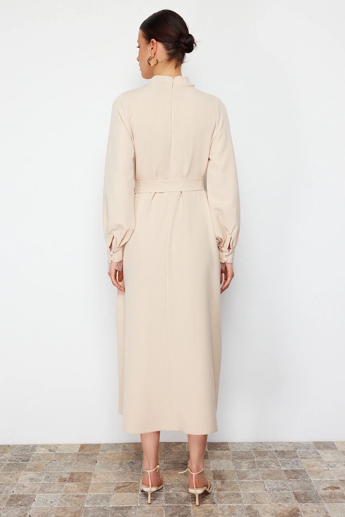 Trendyol Modest  Ecrufarbenes, gewebtes Kleid mit Stehkragen und Gürtel TCTSS24EB00174