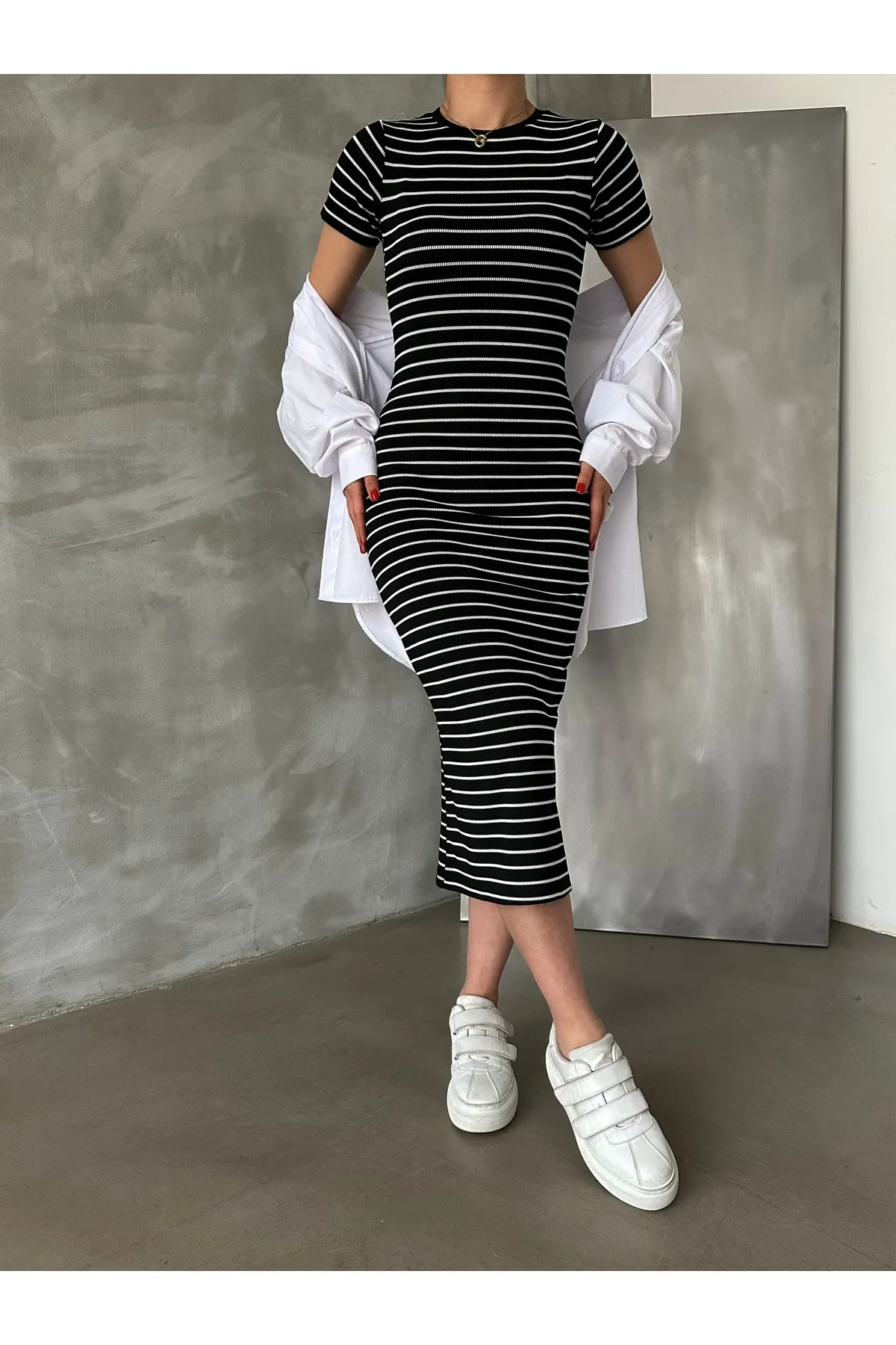 BEJNA  Schwarzes, gestreiftes, dehnbares, langes Strickkleid mit Schlitz für Damen
