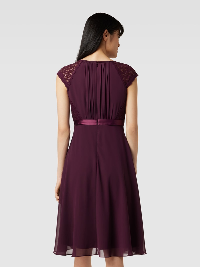 Cocktailkleid mit Spitzenbesatz in aubergine