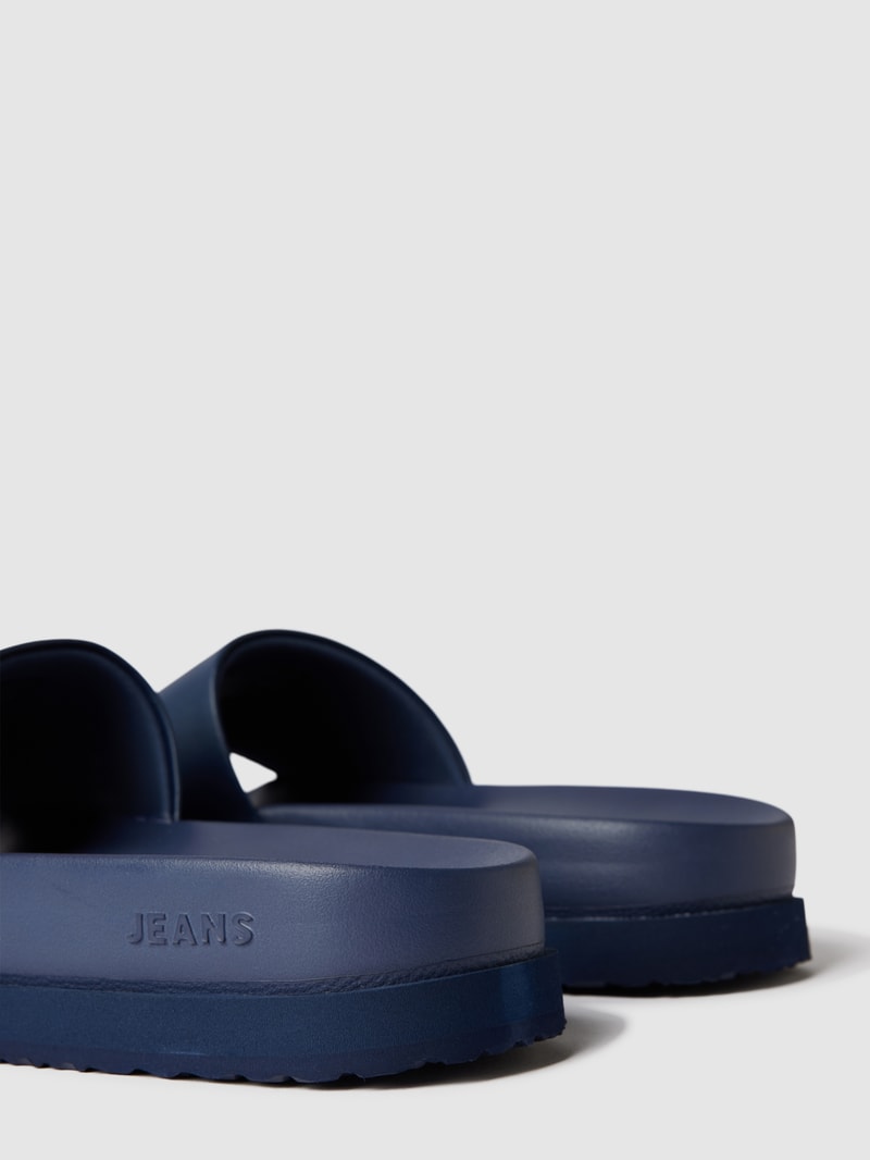 Slides mit Plateausohle Modell 'TOMMY JEANS FLATFORM POOL' in marineblau
