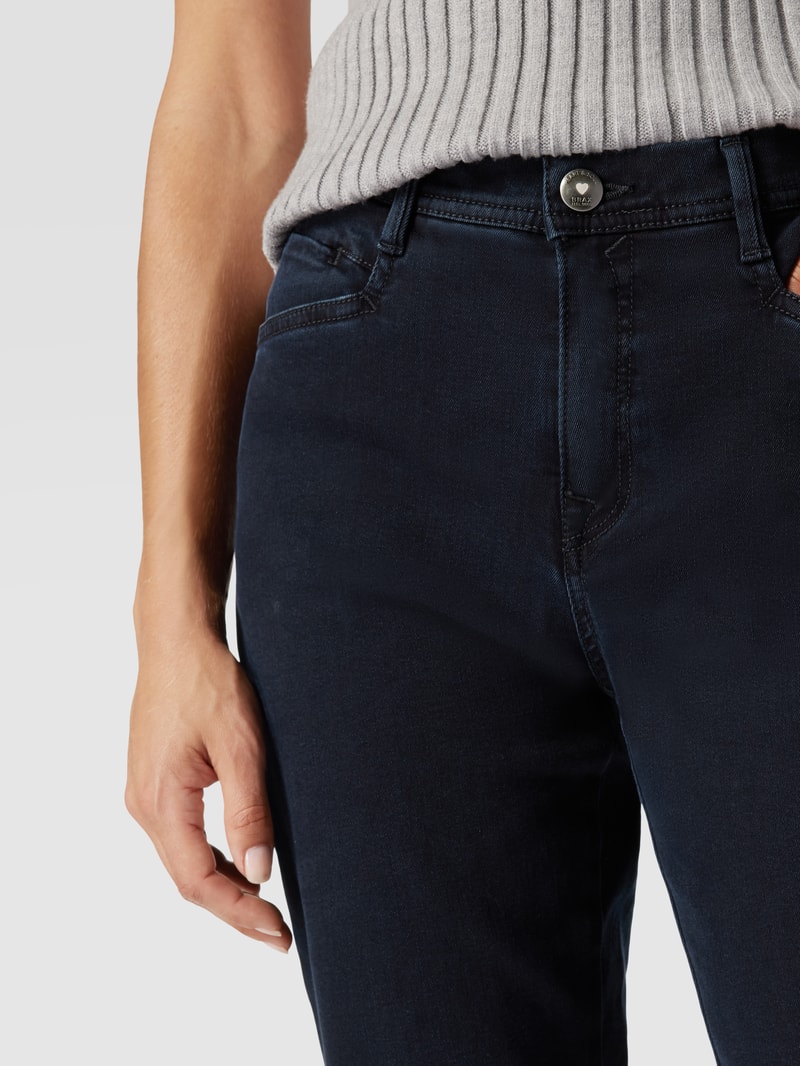 Jeans mit Label-Patch aus Leder Modell 'Carola' in dunkelblau
