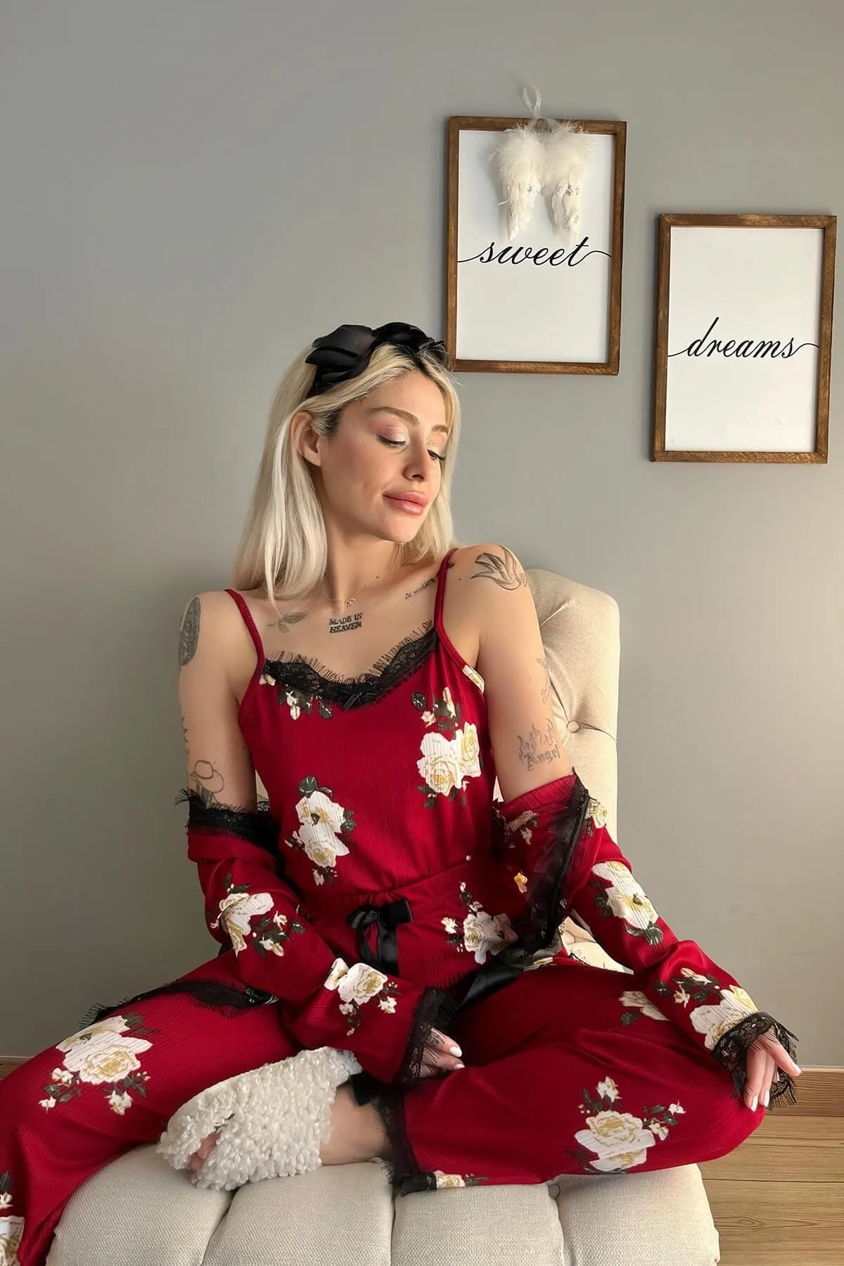 Pijamaevi  Burgunderfarbenes Pegasus-Pyjama-Set mit Blumenmuster und Morgenmantel