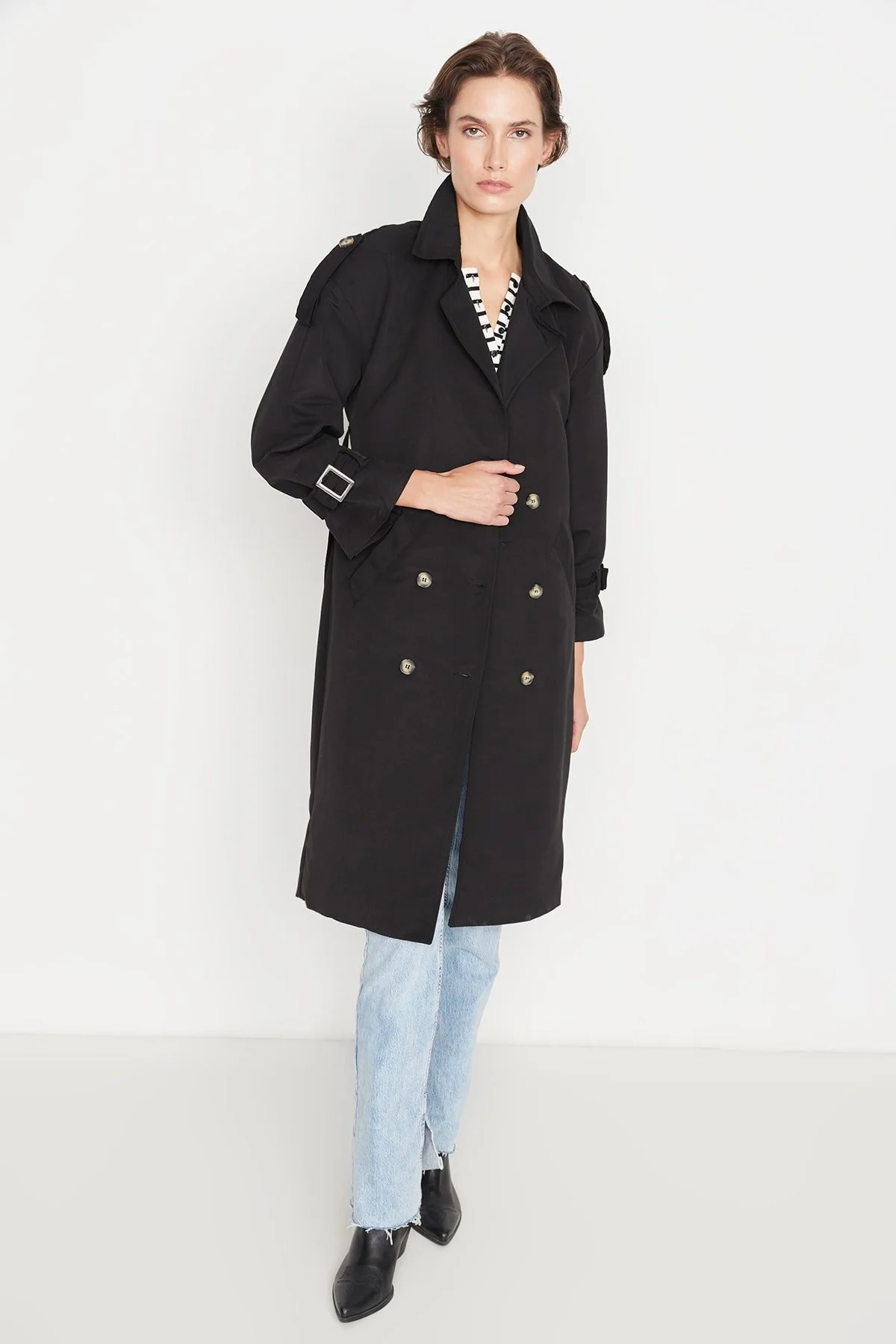 Trendyol Collection  Schwarzer, weit geschnittener, langer, wasserabweisender Trenchcoat mit Gürtel TWOSS21TR0005