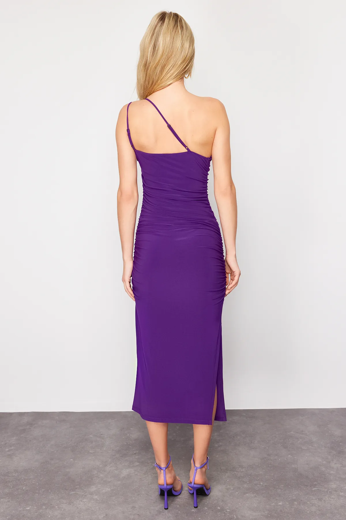 Trendyol Collection  Purple Accessory Rose Detailliert gerafftes Bodycon/tailliertes Stretch-Strick-Midi-Bleistiftkleid TWOSS24EL00413