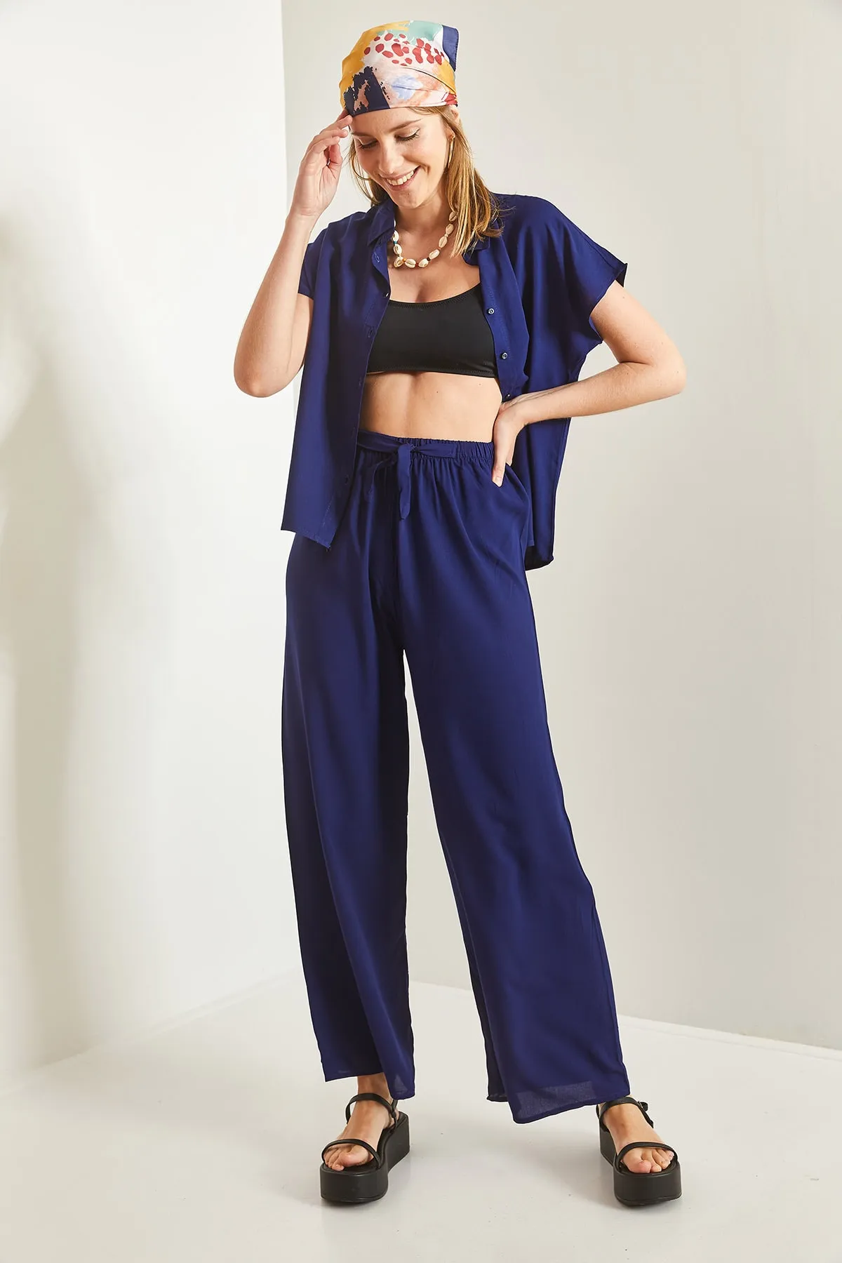 Bianco Lucci  Marineblaue Damenhose aus Viskose mit weitem Bein und Gürtel, 10061050