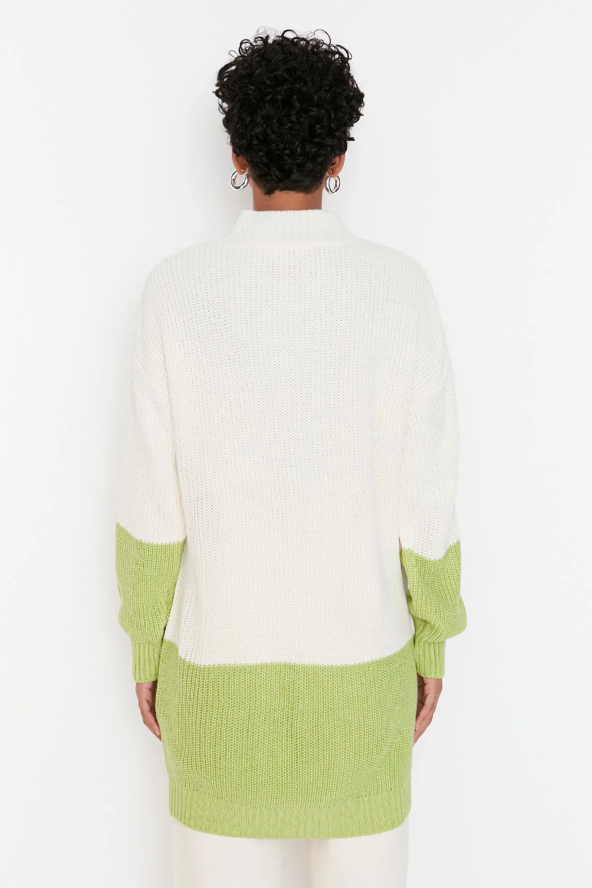 Trendyol Modest  Ecrufarbener Strickpullover mit Farbblockierung und Rundhalsausschnitt an Taille und Ärmeln TCTAW23KZ00067