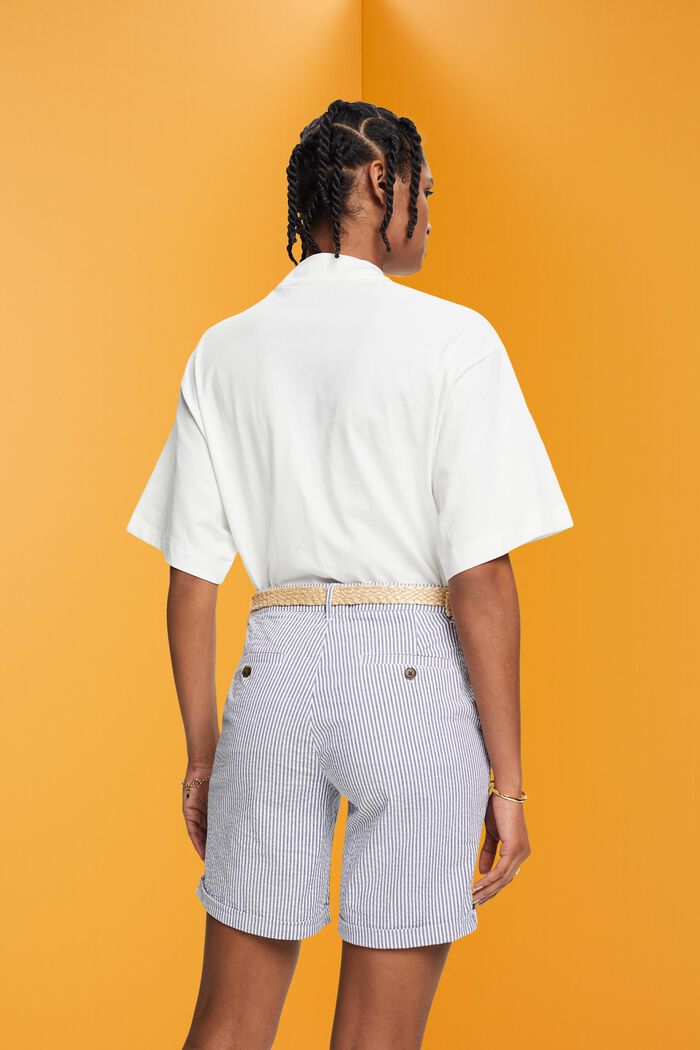 Gestreifte Shorts mit Raffia-Flechtgürtel