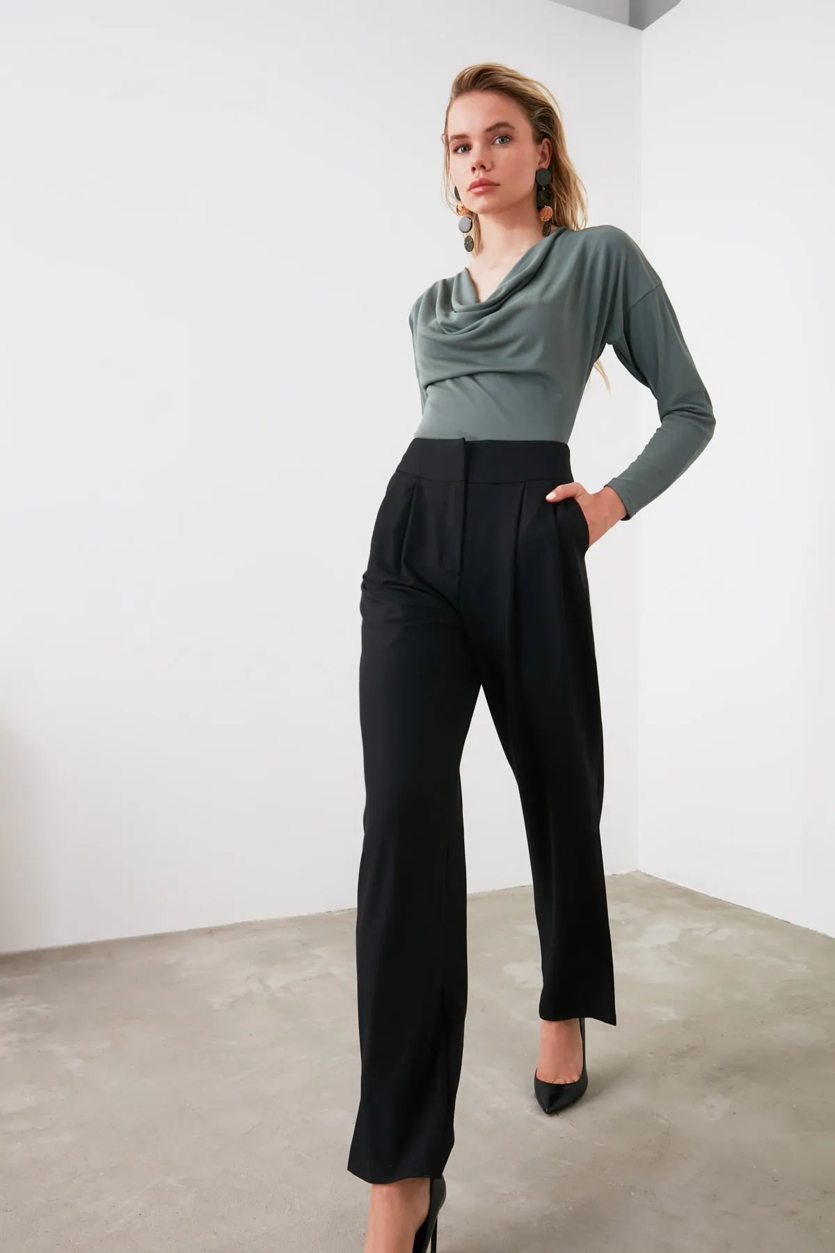 Trendyol Collection  Schwarze, gerade geschnittene, plissierte Webhose TWOSS19WX0017