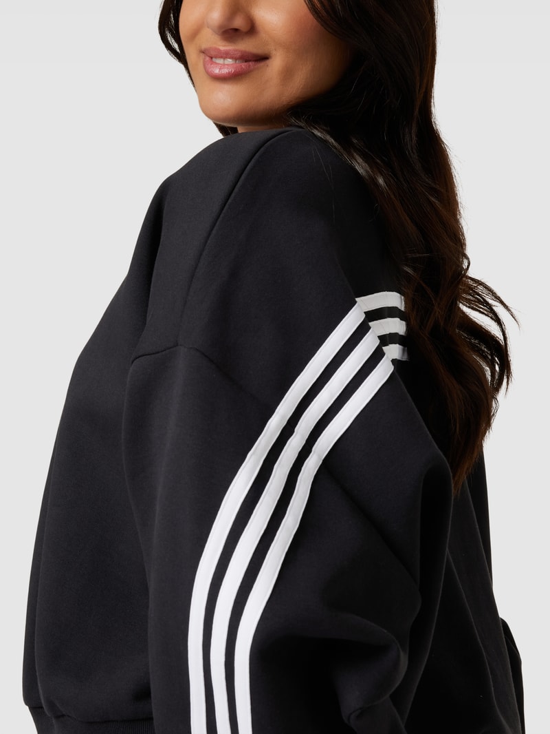 PLUS SIZE cropped Sweatshirt mit Logo-Applikation in schwarz
